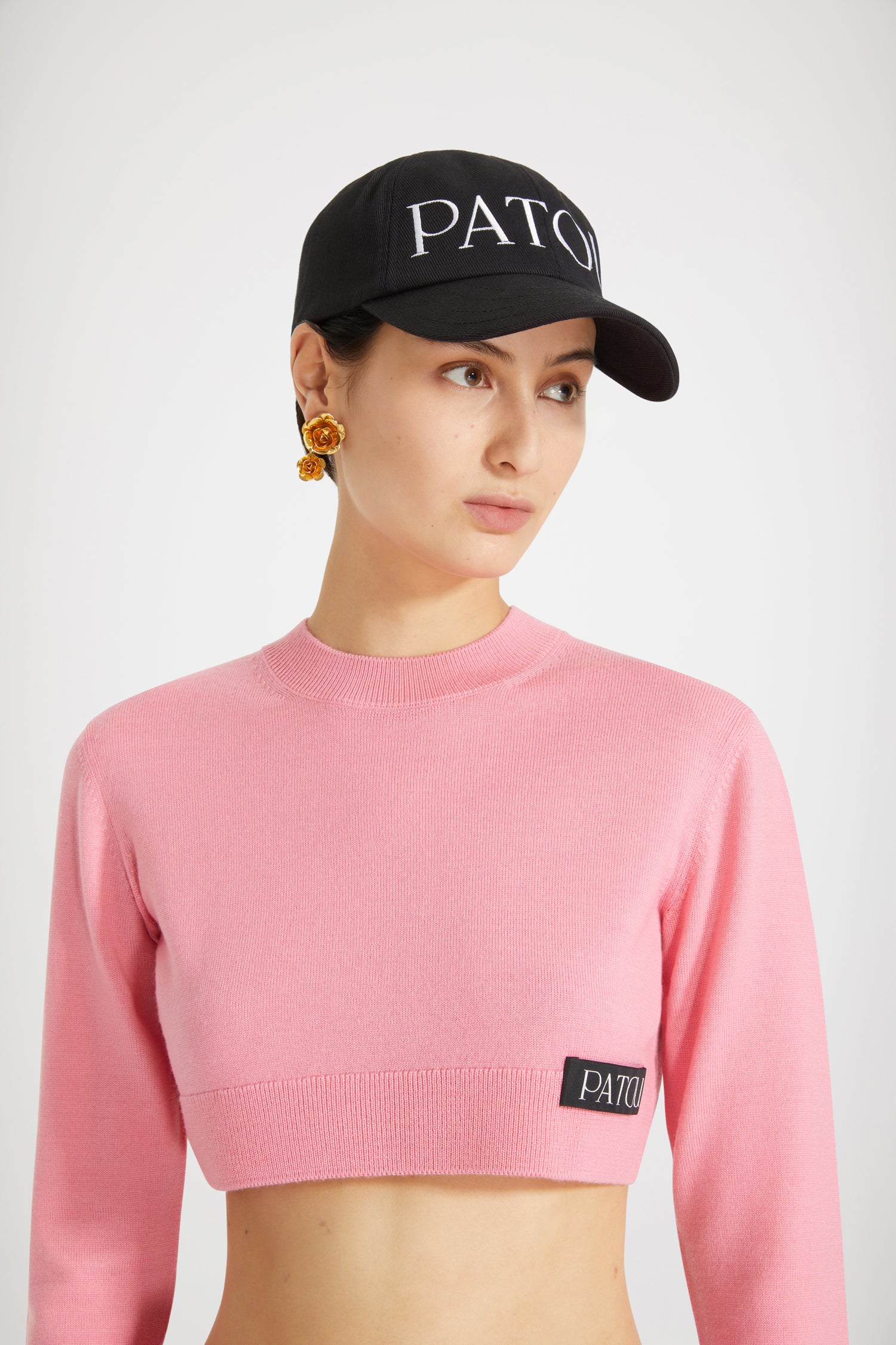 Patou - Cropped jumper in wool and cashmere - Darling Pink - Cropped knit, high waist: the perfect Patou silhouette.Darling Pink wool and cashmere jumper. Cropped silhouette. Crewneck. Black Patou label at the side.