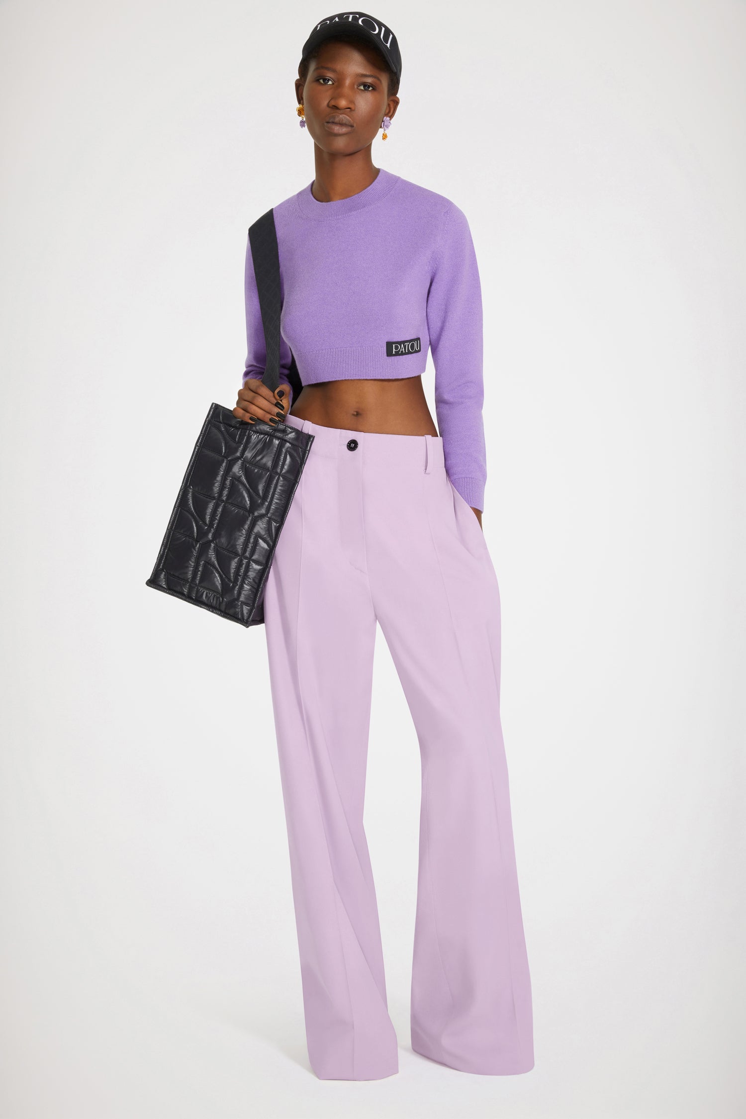 Patou - Cropped jumper in wool and cashmere - Violet - Cropped knit, high waist: the perfect Patou silhouette.Violet wool and cashmere jumper. Cropped silhouette. Crewneck. Black Patou label at the side.