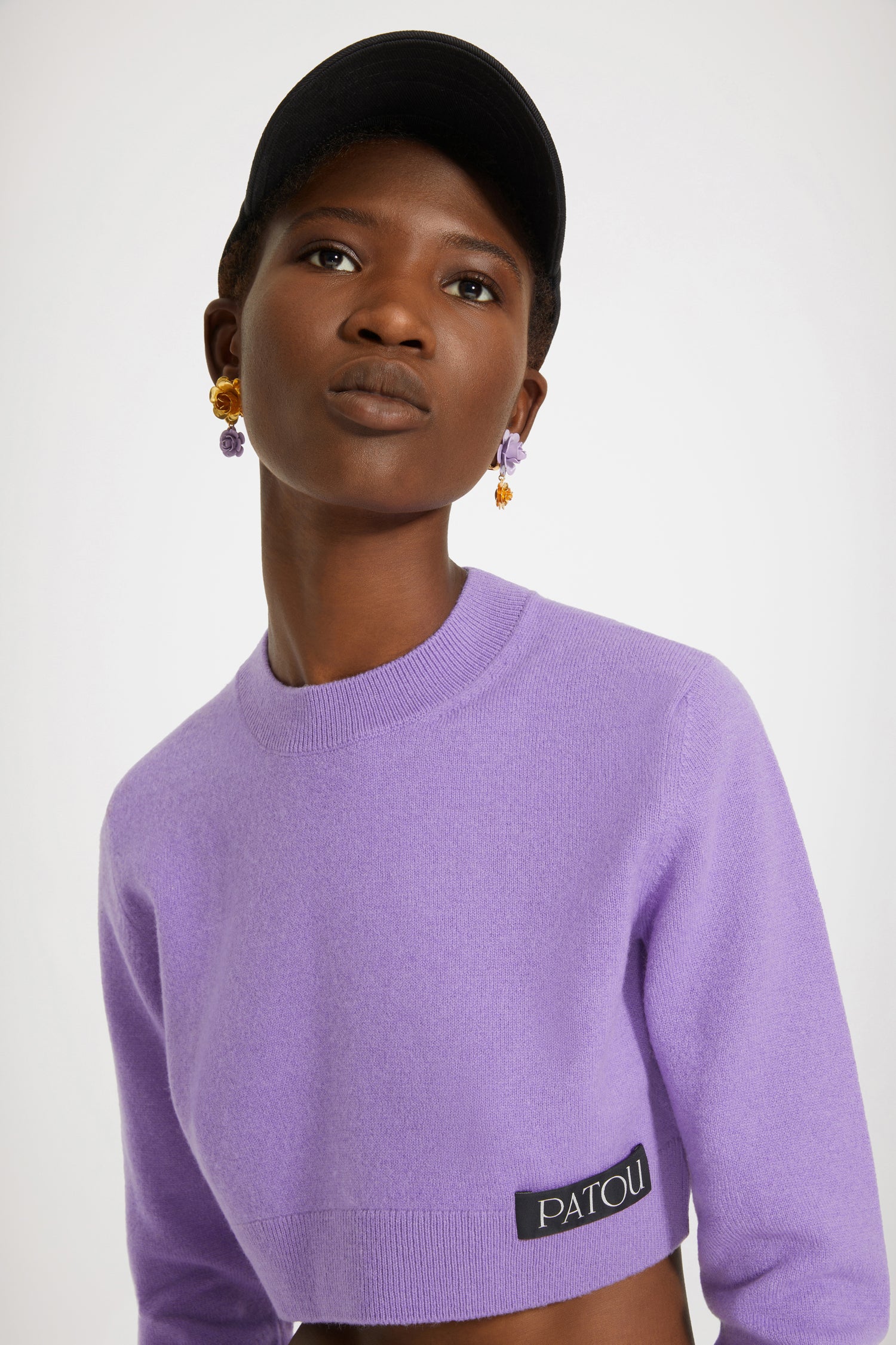 Patou - Cropped jumper in wool and cashmere - Violet - Cropped knit, high waist: the perfect Patou silhouette.Violet wool and cashmere jumper. Cropped silhouette. Crewneck. Black Patou label at the side.
