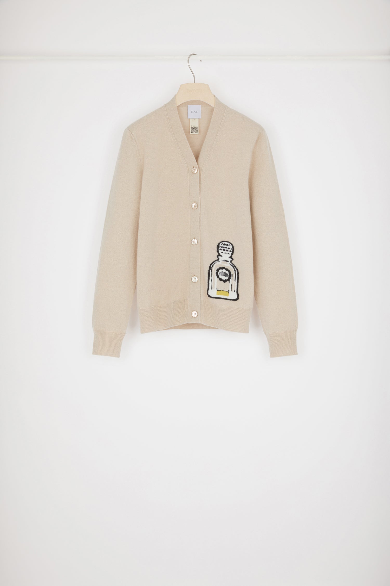 Patou - Cardigan in lana con diisegno di profumo - Biscuit - Un oggetto iconico trasforma un grande classico.Cardigan in lana e cachemire beige biscotto. Vestibilità ampia. Scollo a V. Bottoni sul davanti. Disegno di profumo lavorato a intarsio con ispirazione agli archivi Jean Patou.