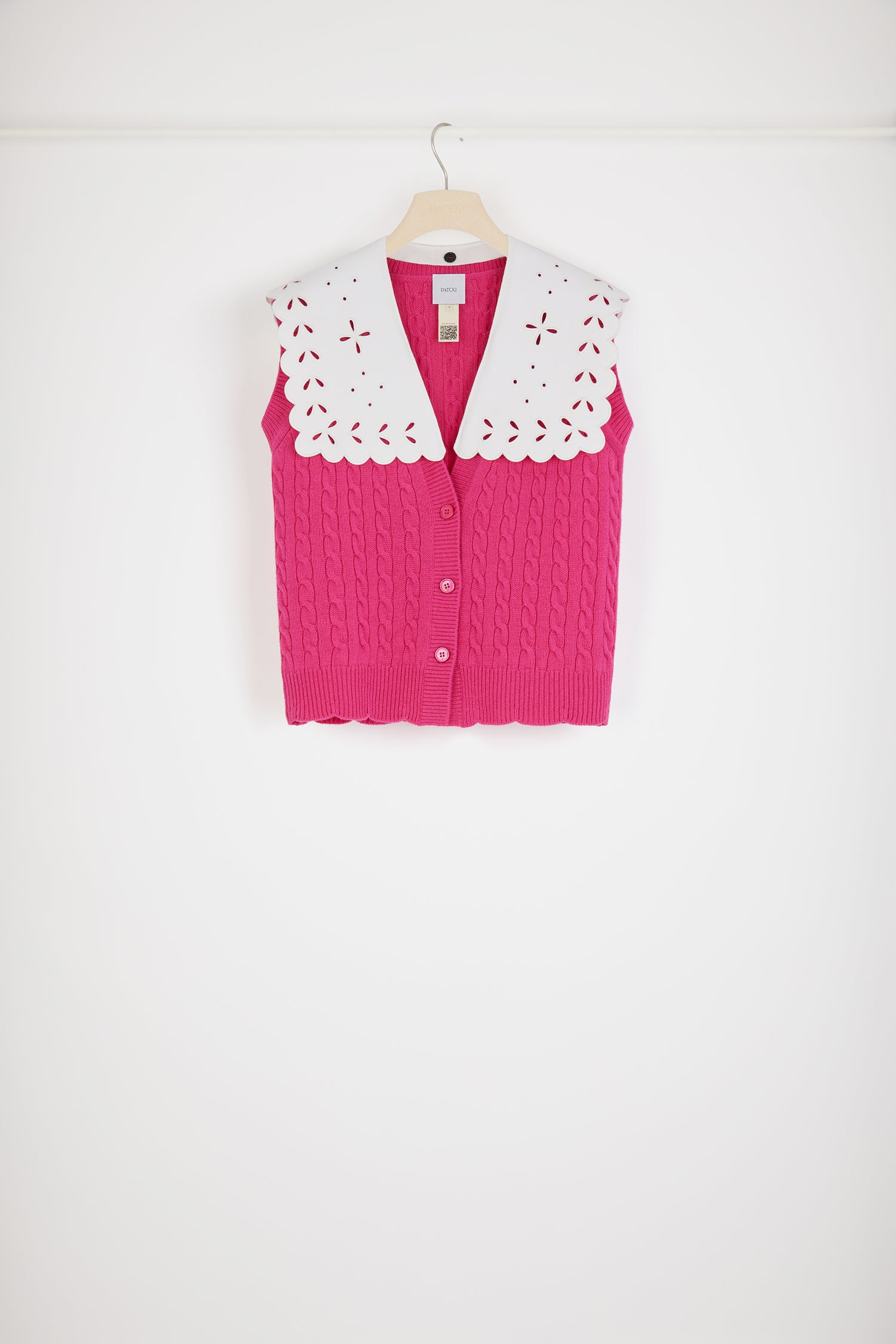 Patou - Ärmellose Strickjacke aus Merinowolle mit Zopfmuster und abnehmbarem Kragen - Fuschia - Ein Kragen von Patou ist immer eine fabelhafte Idee.Strickjacke aus Merinowolle in Magenta. Abnehmbarer Kragen aus Popeline in Weiß mit Stickereien und gewelltem Saum. Zopfmuster. Ärmellos. V-Ausschnitt. Knopfverschluss. Gewellter Saum.