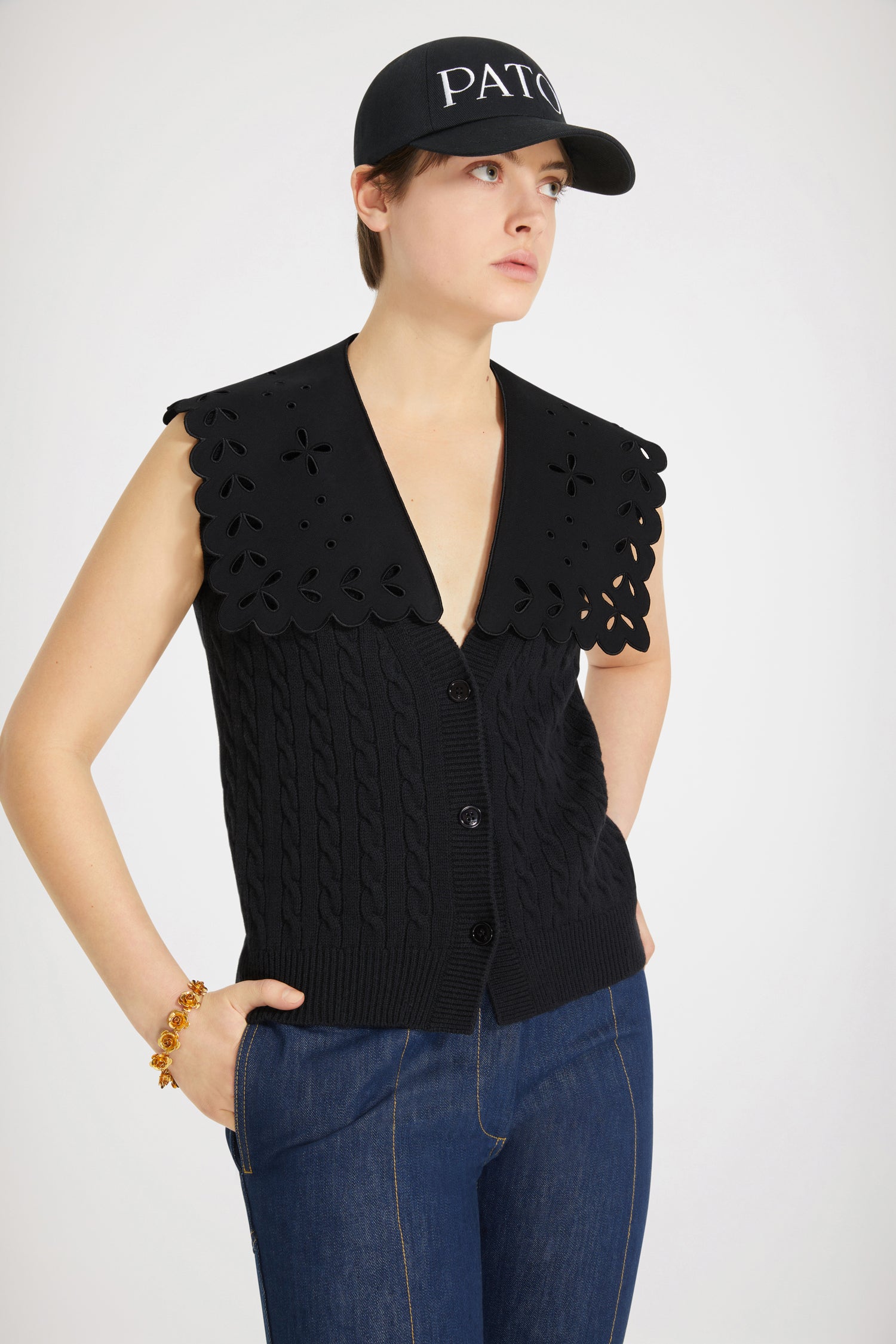 Patou - Cardigan smanicato con trecce in lana con colletto removibile - Black - Il colletto Patou arrichisce la maglia.Cardigan in lana merino nera. Colletto removibile in popeline con ricami e bordi a scaloppina. Dettaglio di trecce. Modello smanicato. Scollo a V. Chiusura con bottoni. Orlo a scaloppina.