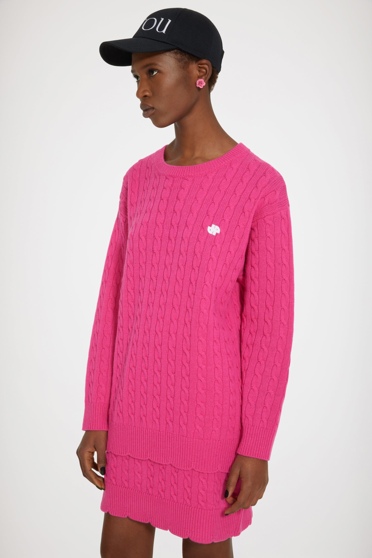 Patou - Maglione JP con trecce in lana - Fuchsia - Le trecce avvolgono il monogramma JP.Maglione in lana merino fuchsia. Dettaglio di trecce. Modello lungo. Collo tondo. Monogramma JP bianco sul davanti. Orlo a scaloppina. Vestibilità ampia (seleziona una taglia in meno per un look aderente).