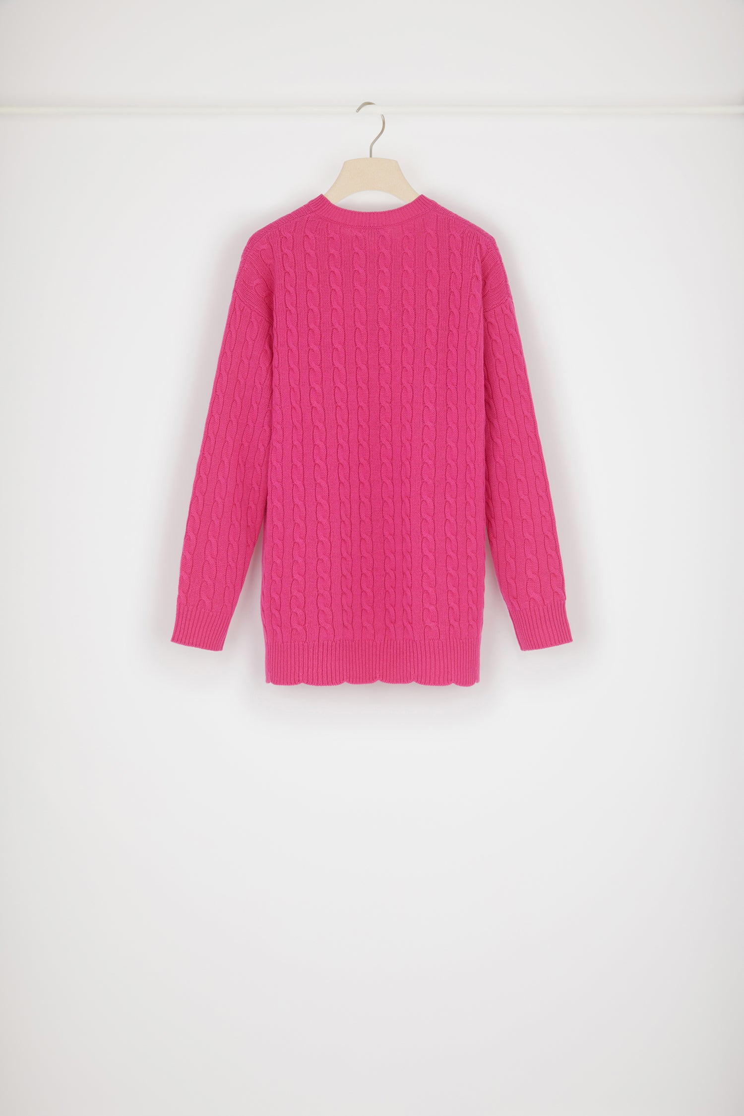 Patou - Maglione JP con trecce in lana - Fuchsia - Le trecce avvolgono il monogramma JP.Maglione in lana merino fuchsia. Dettaglio di trecce. Modello lungo. Collo tondo. Monogramma JP bianco sul davanti. Orlo a scaloppina. Vestibilità ampia (seleziona una taglia in meno per un look aderente).
