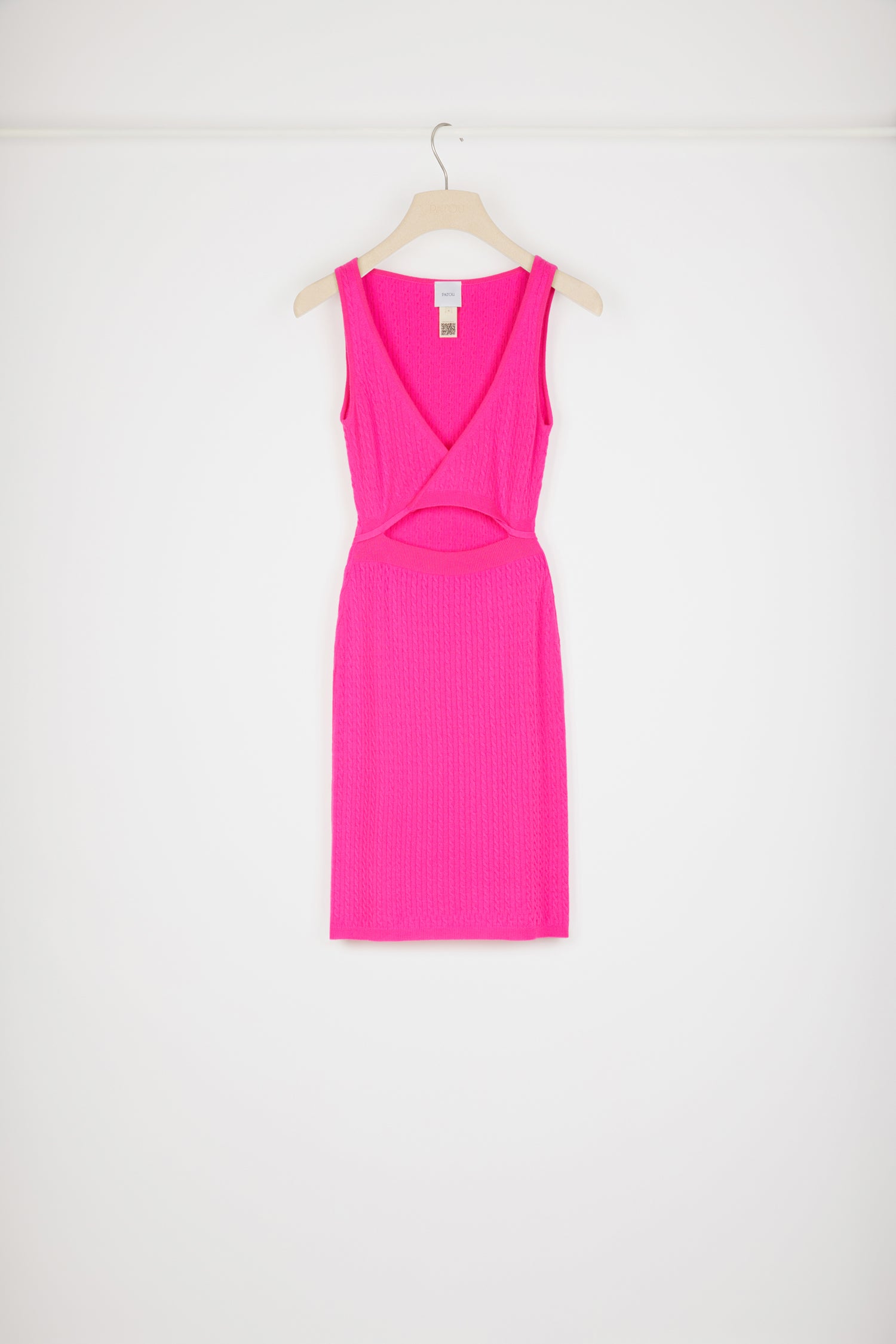 Patou - Wickel-Strickkleid mit Zopfmuster aus Wolle und Kaschmir - Begonia Pink - Das perfekte Strickkleid wickelt Sie um den Finger. Kleid aus Wolle und Kaschmir in Begonien-Rosa. Zopfmuster. Eng anliegend. Wickeloptik vorne mit tiefem V-Ausschnitt und Cut-Out-Detail. Bindegürtel. JP-Monogrammapplikation auf der Rückseite.