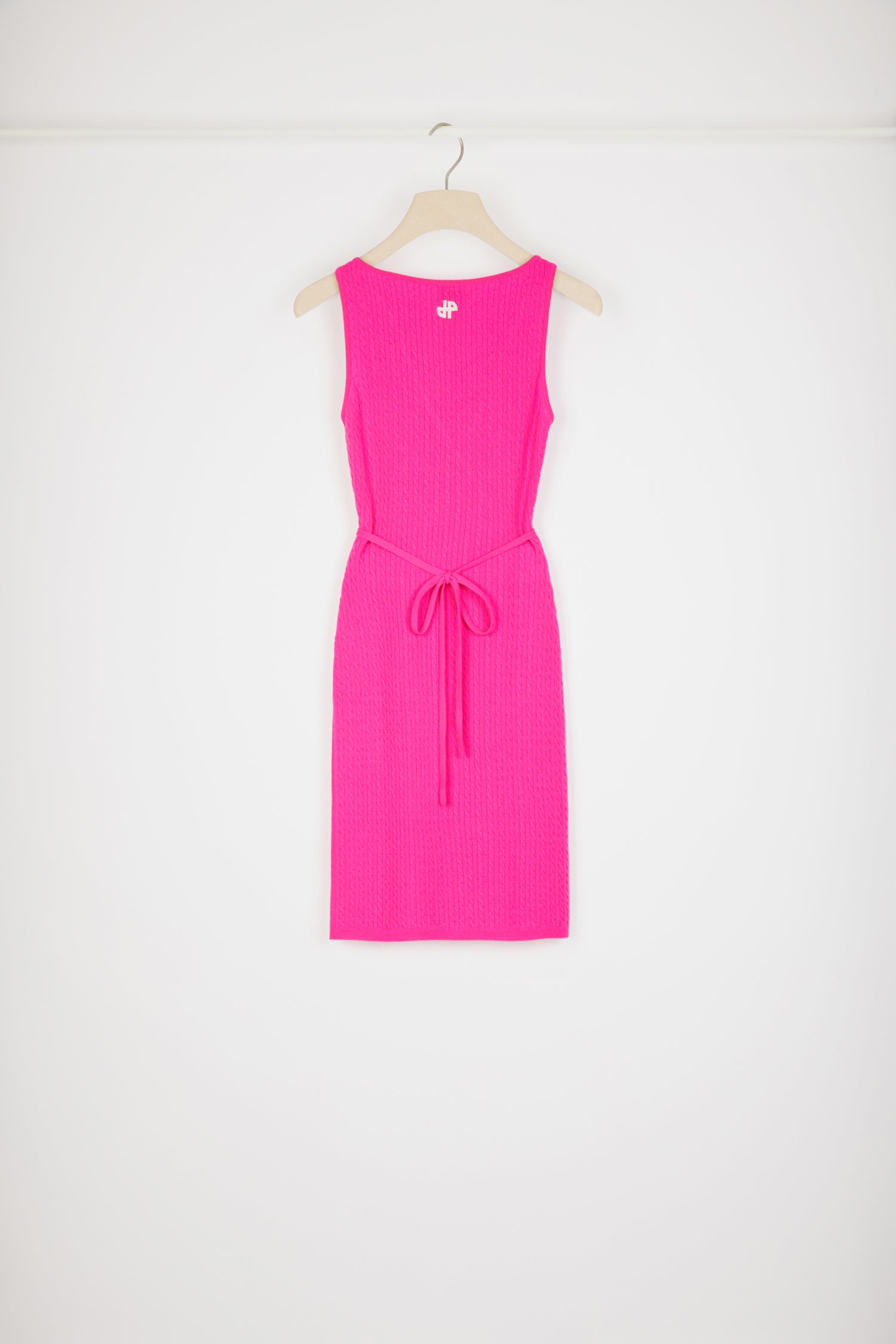Patou - Wickel-Strickkleid mit Zopfmuster aus Wolle und Kaschmir - Begonia Pink - Das perfekte Strickkleid wickelt Sie um den Finger. Kleid aus Wolle und Kaschmir in Begonien-Rosa. Zopfmuster. Eng anliegend. Wickeloptik vorne mit tiefem V-Ausschnitt und Cut-Out-Detail. Bindegürtel. JP-Monogrammapplikation auf der Rückseite.