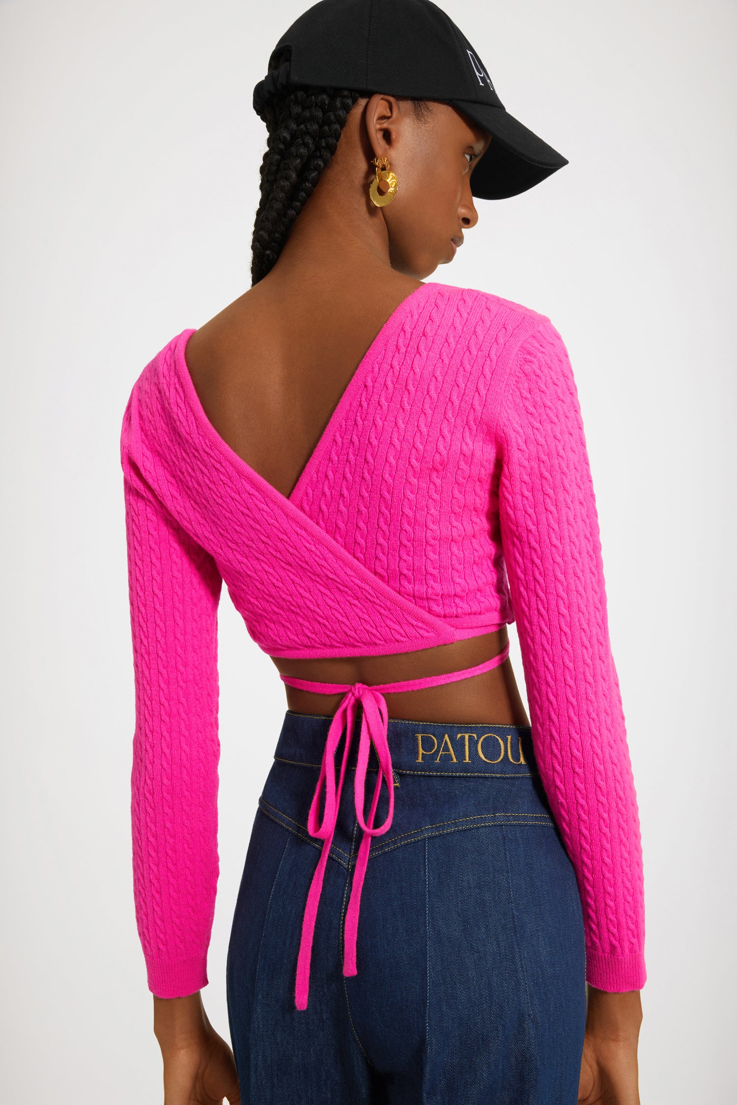 Patou - Top a trecce con schiena incrociata in lana e cachemire - Begonia Pink - Le trecce disegnano nuove architetture.Top in lana e cachemire rosa begonia. Maglia a trecce. Modello corto. Scollo a cuore. Schiena incrociata a trompe-l'oeil. Lacci da annodare intorno alla vita.