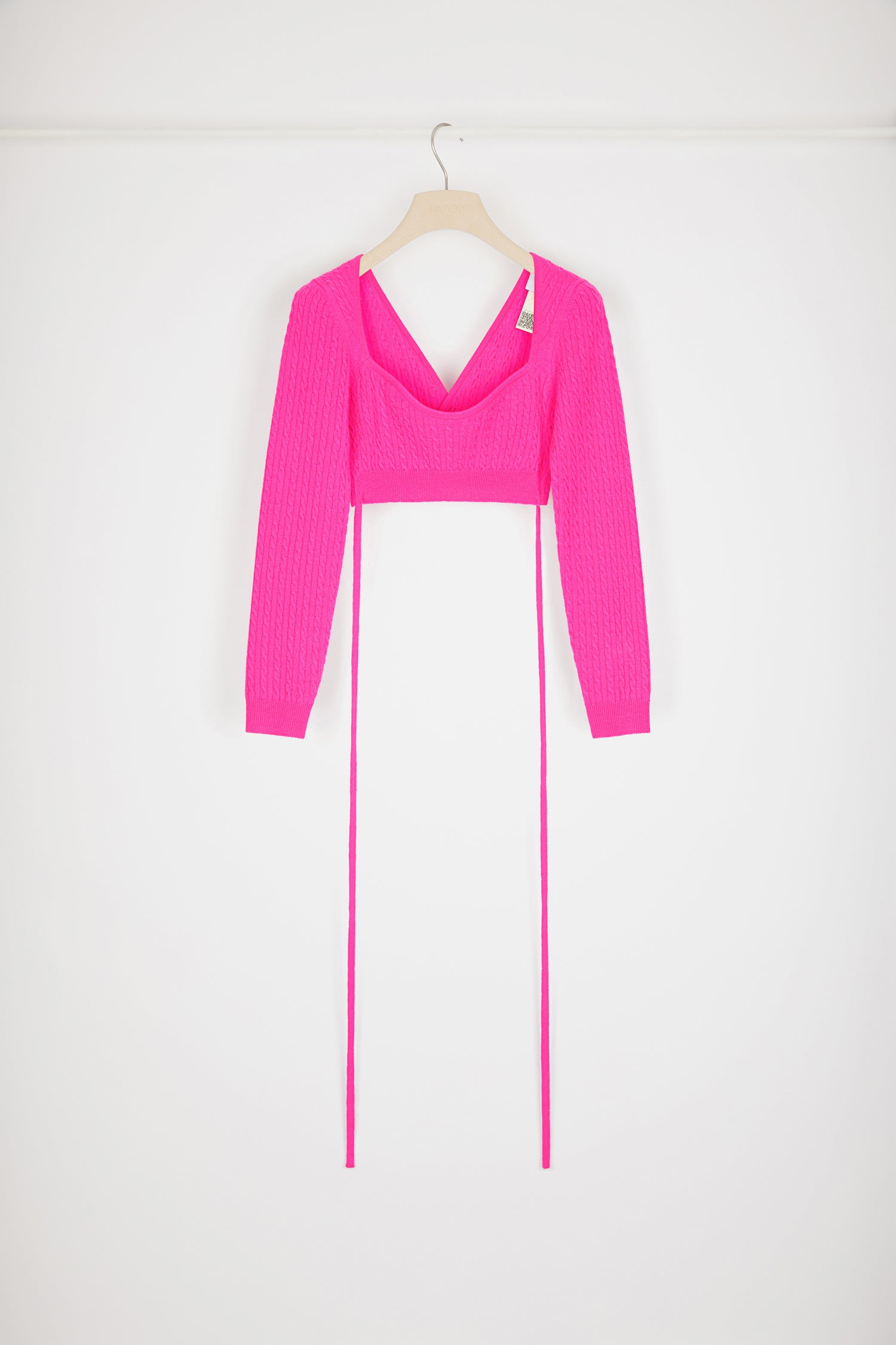 Patou - Top a trecce con schiena incrociata in lana e cachemire - Begonia Pink - Le trecce disegnano nuove architetture.Top in lana e cachemire rosa begonia. Maglia a trecce. Modello corto. Scollo a cuore. Schiena incrociata a trompe-l'oeil. Lacci da annodare intorno alla vita.