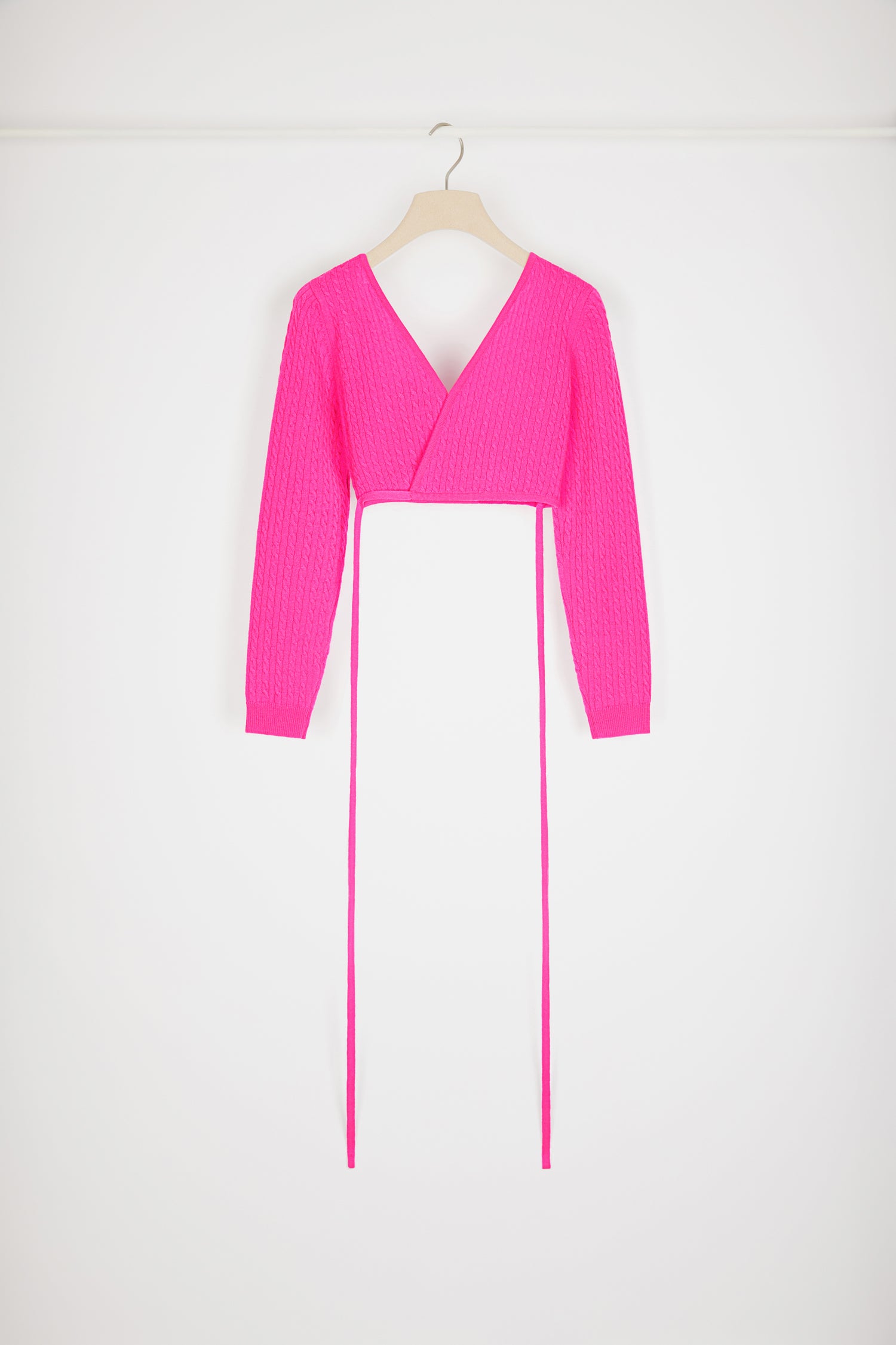 Patou - Top a trecce con schiena incrociata in lana e cachemire - Begonia Pink - Le trecce disegnano nuove architetture.Top in lana e cachemire rosa begonia. Maglia a trecce. Modello corto. Scollo a cuore. Schiena incrociata a trompe-l'oeil. Lacci da annodare intorno alla vita.
