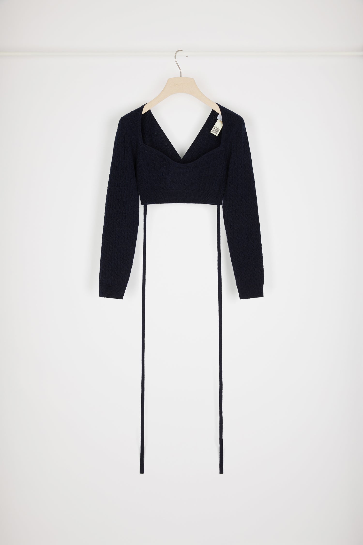 Patou - Top a trecce con schiena incrociata in lana e cachemire - Total Eclipse - Le trecce disegnano nuove architetture.Top in lana e cachemire nero eclisse. Maglia a trecce. Modello corto. Scollo a cuore. Schiena incrociata a trompe-l'oeil. Lacci da annodare intorno alla vita.