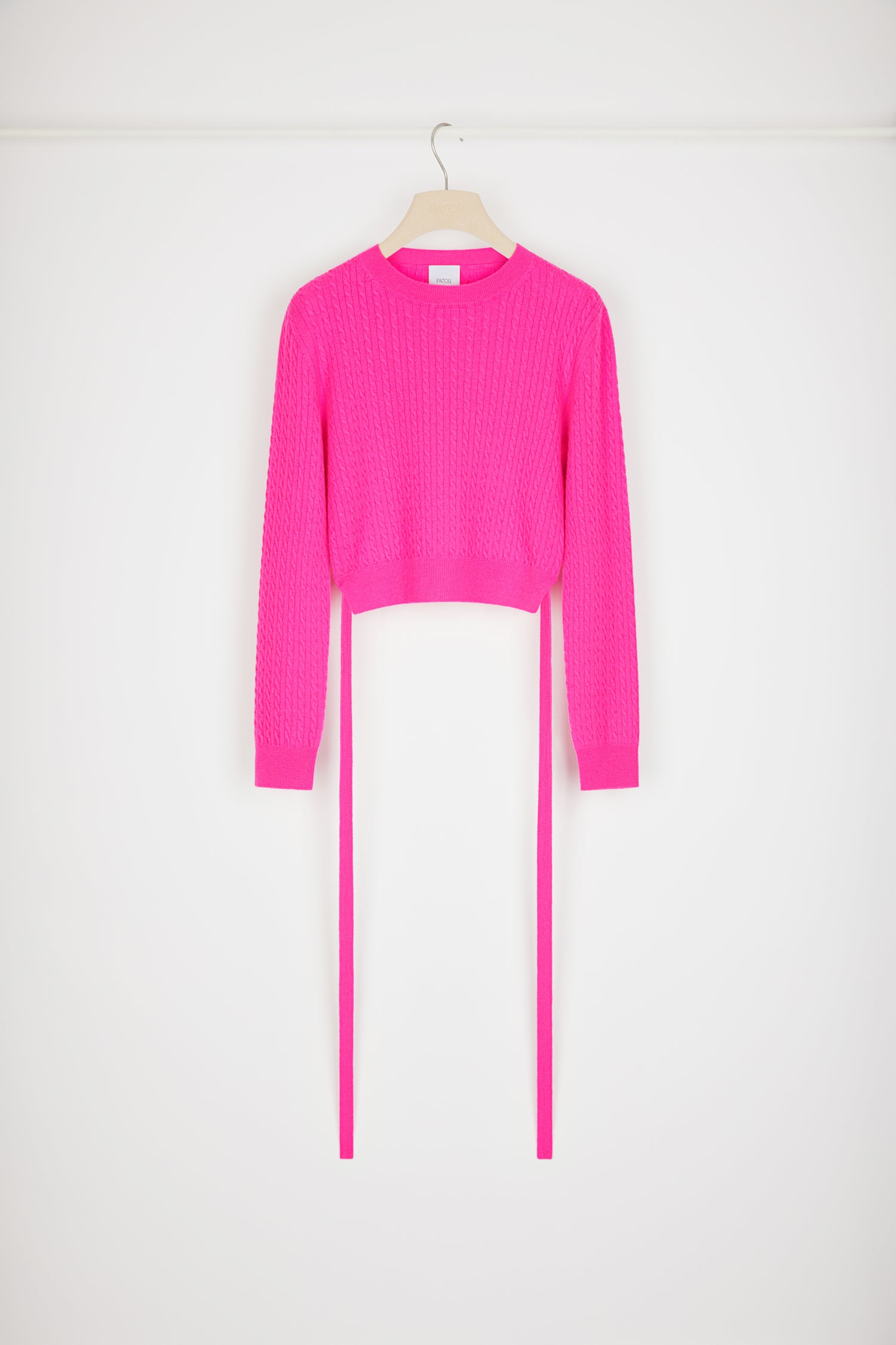 Patou - Pullover aus Wolle und Kaschmir mit offenem Rückenteil - Begonia Pink - Kurz und kurvig: eine neue Sensation in Sachen Strick.Pullover aus Wolle und Kaschmir in Begonien-Rosa. Kurz geschnitten. Rundhalsausschnitt. Rundes Cut-Out-Detail mit Bindegürtel auf der Rückseite.