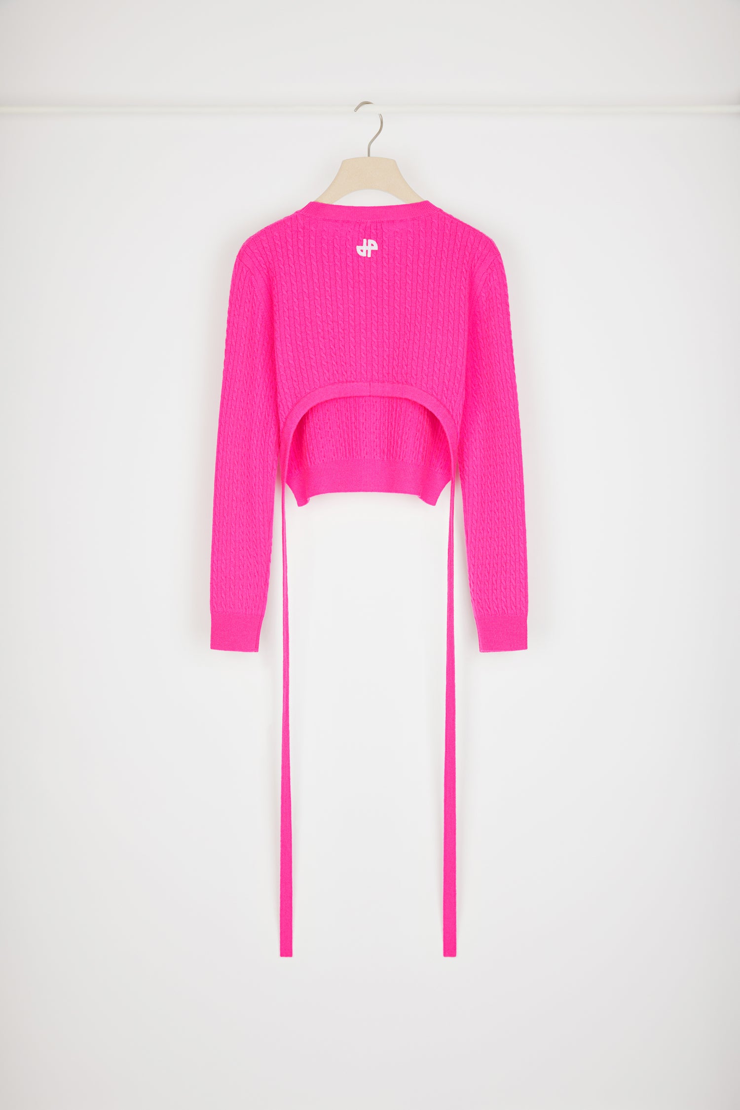 Patou - Pullover aus Wolle und Kaschmir mit offenem Rückenteil - Begonia Pink - Kurz und kurvig: eine neue Sensation in Sachen Strick.Pullover aus Wolle und Kaschmir in Begonien-Rosa. Kurz geschnitten. Rundhalsausschnitt. Rundes Cut-Out-Detail mit Bindegürtel auf der Rückseite.