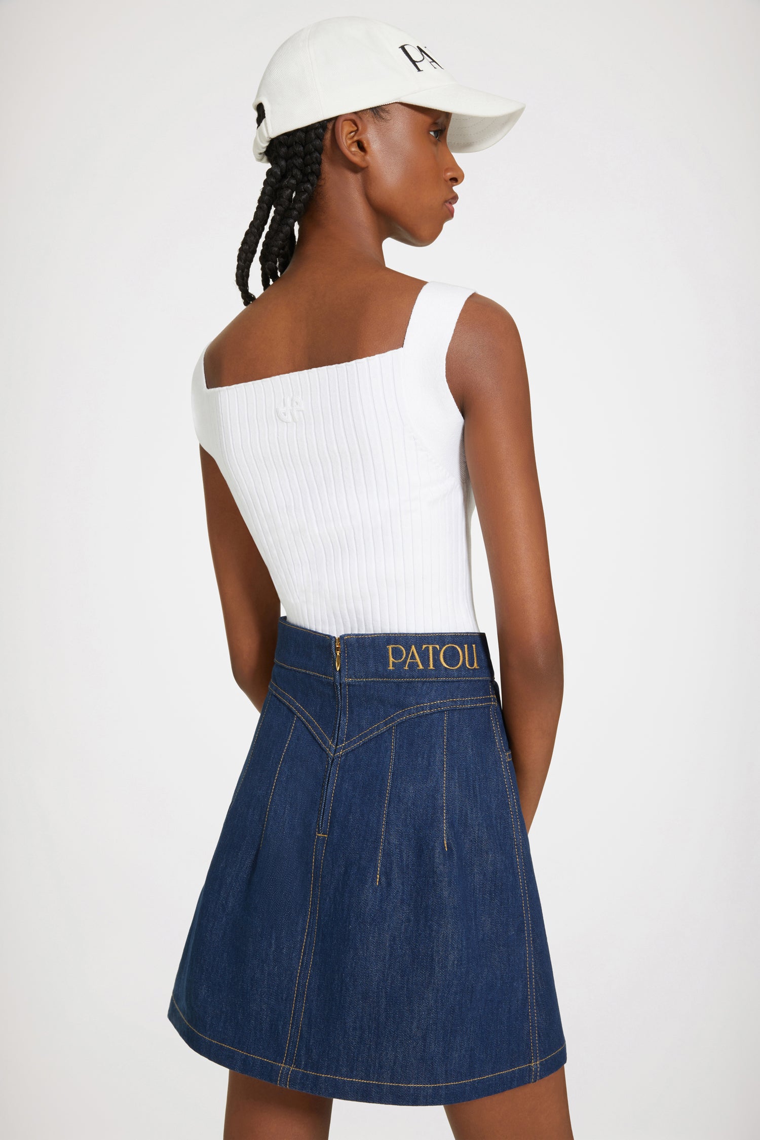 Patou - Canotta con cut-out in misto cotone bio - White - Il cut-out nella sua declinazione più chic. Canotta in misto cotone bio bianco. Maglia a costine. Spalline larghe con collo e schiena quadrati. Dettagli di cut-out sul front. Monogramma JP sul retro.This top is very skin-tight.Spring-Summer 2023 Show - Look #23