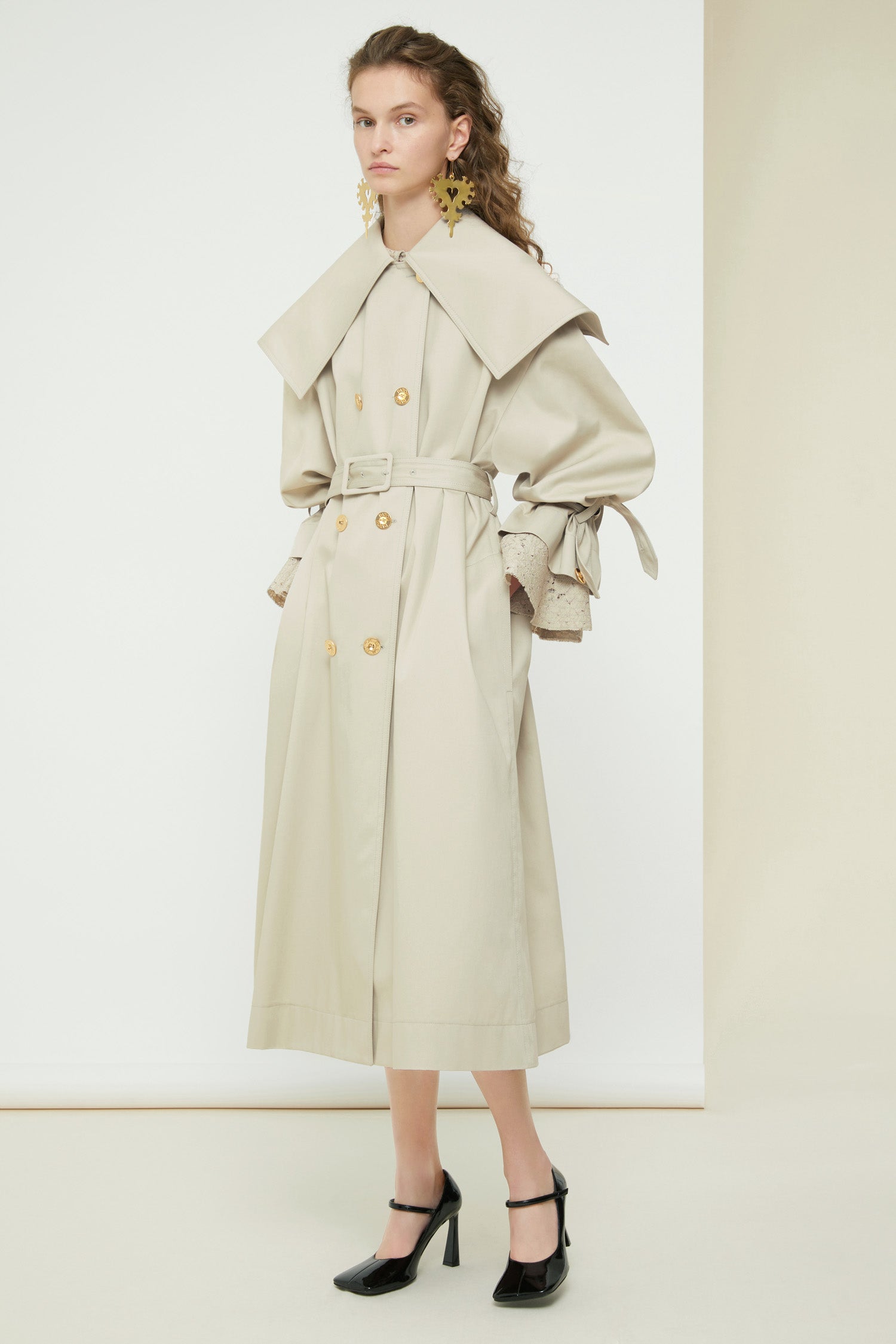 Patou - Signature trenchcoat in organic cotton - Silvery Moon - A flared trench with French flair.Signature Patou trenchcoat in Silvery Moon pale grey organic cotton gabardine. Double-breasted style with a slight A-line silhouette. Oversized collar and storm flap. Gold-coloured buttons with engraved Patou logo. Removable belt at the waist. Ties at the cuffs with black embroidered Patou label. Two pockets at the sides. Fully lined. Oversize fit.