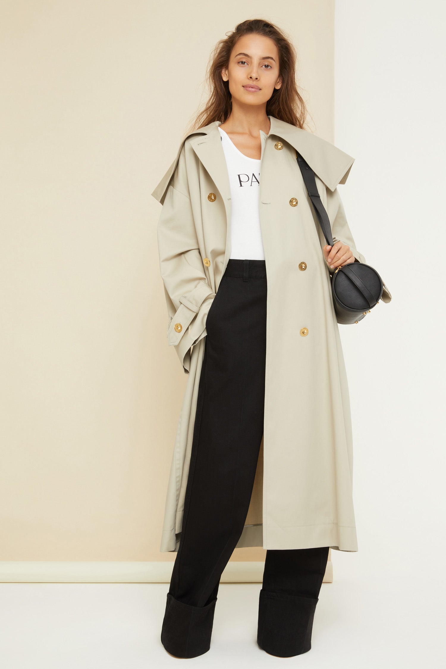 Patou - Signature trenchcoat in organic cotton - Silvery Moon - A flared trench with French flair.Signature Patou trenchcoat in Silvery Moon pale grey organic cotton gabardine. Double-breasted style with a slight A-line silhouette. Oversized collar and storm flap. Gold-coloured buttons with engraved Patou logo. Removable belt at the waist. Ties at the cuffs with black embroidered Patou label. Two pockets at the sides. Fully lined. Oversize fit.