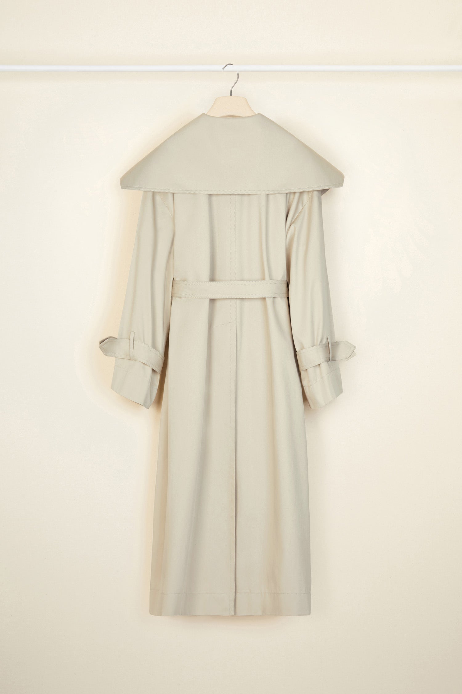 Patou - Signature trenchcoat in organic cotton - Silvery Moon - A flared trench with French flair.Signature Patou trenchcoat in Silvery Moon pale grey organic cotton gabardine. Double-breasted style with a slight A-line silhouette. Oversized collar and storm flap. Gold-coloured buttons with engraved Patou logo. Removable belt at the waist. Ties at the cuffs with black embroidered Patou label. Two pockets at the sides. Fully lined. Oversize fit.