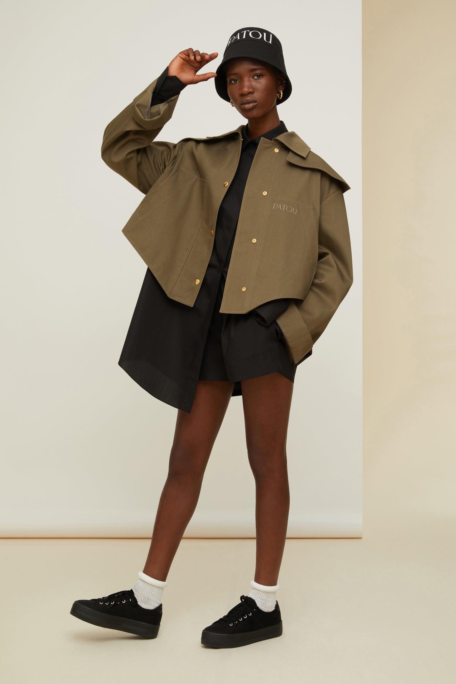Patou - Parka corto con cappuccio rimovibile - Bronze - Più corto e più couture, il parka in versione Patou.Parka in cotone color bronzo. Lunghezza mini. Collo ampio in stile marinaio con cappuccio allacciato con un bottone sul retro. Bottoni a pressione. Tasche con apertura diagonale con logo Patou ricamato. Interamente foderato.