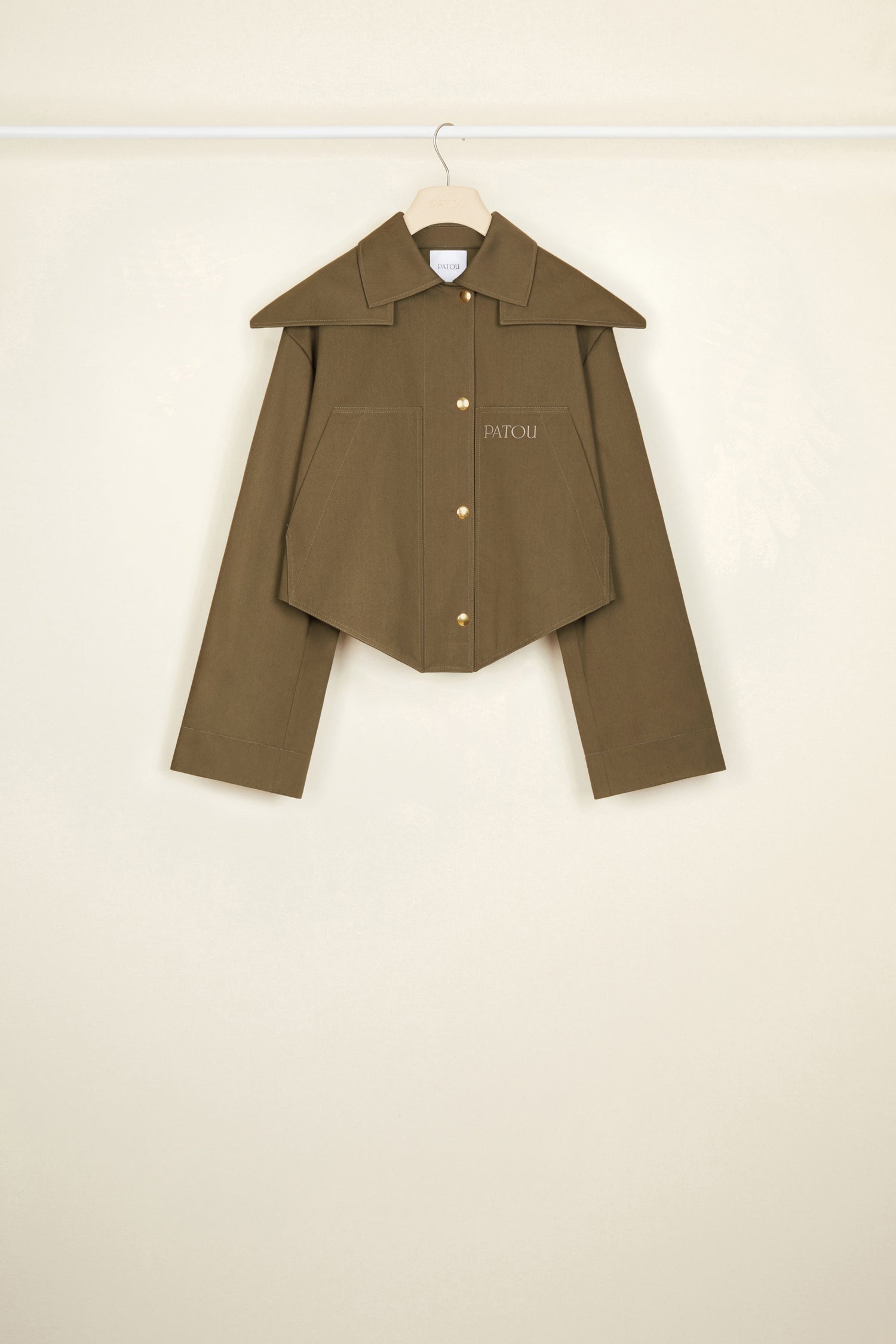Patou - Parka corto con cappuccio rimovibile - Bronze - Più corto e più couture, il parka in versione Patou.Parka in cotone color bronzo. Lunghezza mini. Collo ampio in stile marinaio con cappuccio allacciato con un bottone sul retro. Bottoni a pressione. Tasche con apertura diagonale con logo Patou ricamato. Interamente foderato.
