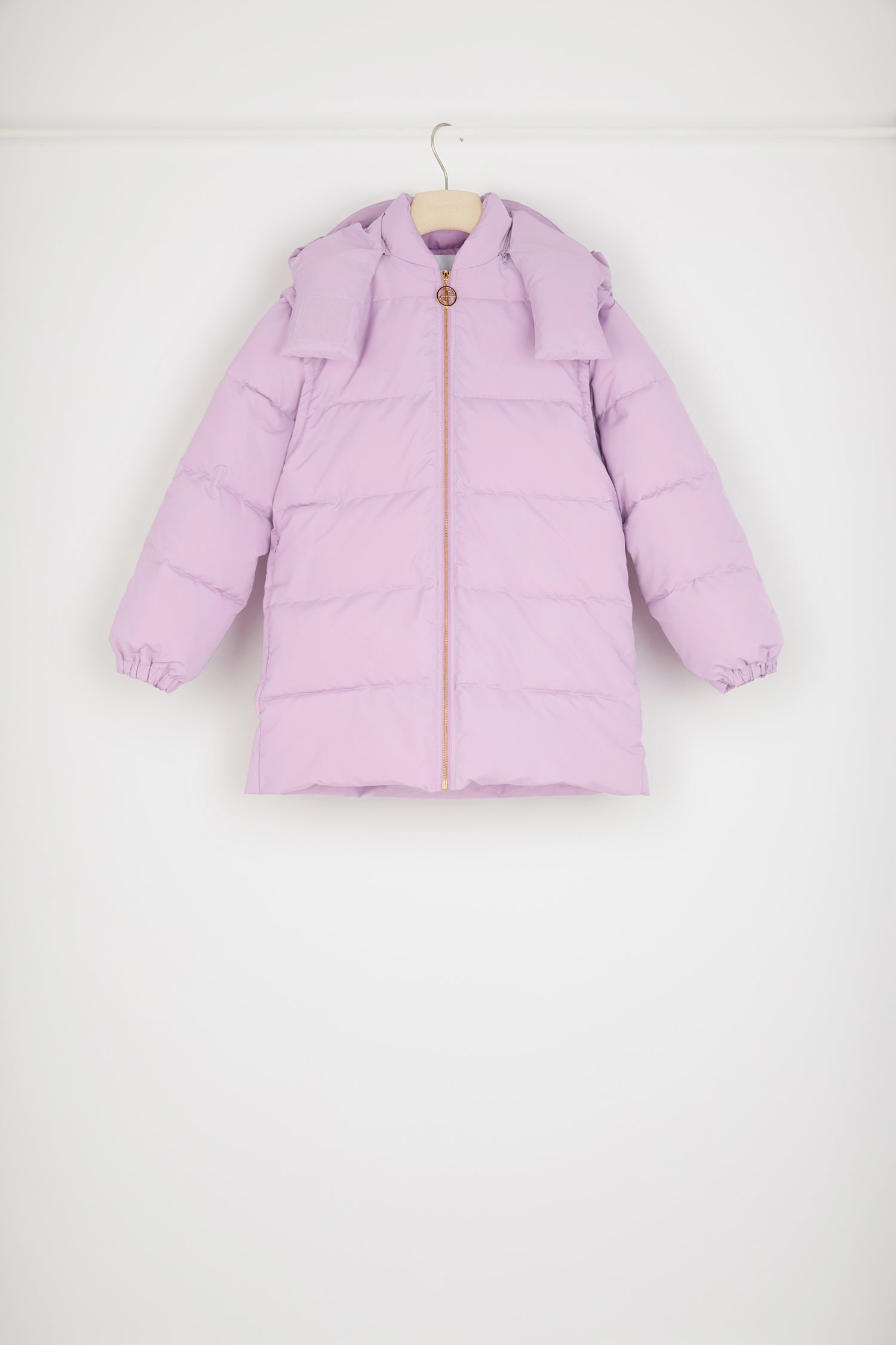 Patou - Parka à manches amovibles en polyester recyclé - Wisteria - La parka des filles en Patou à superposer sur tout.Parka en polyester recyclé violet glycine. Modèle rembourré. Peut être portée de deux façons grâce aux manches amovibles. Capuche ornée d'un Patou brodé à l'intérieur. Zip doré à tirette JP inspirée des archives Jean Patou. Poches latérales. Poignets élastiqués.