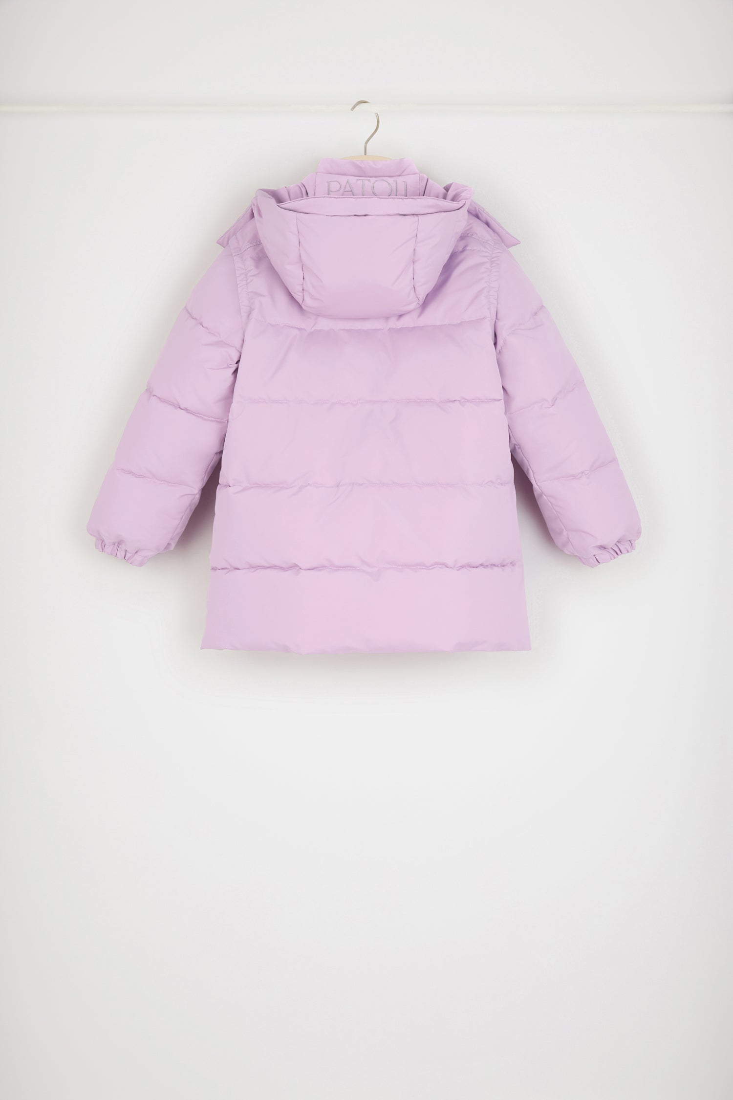 Patou - Parka à manches amovibles en polyester recyclé - Wisteria - La parka des filles en Patou à superposer sur tout.Parka en polyester recyclé violet glycine. Modèle rembourré. Peut être portée de deux façons grâce aux manches amovibles. Capuche ornée d'un Patou brodé à l'intérieur. Zip doré à tirette JP inspirée des archives Jean Patou. Poches latérales. Poignets élastiqués.