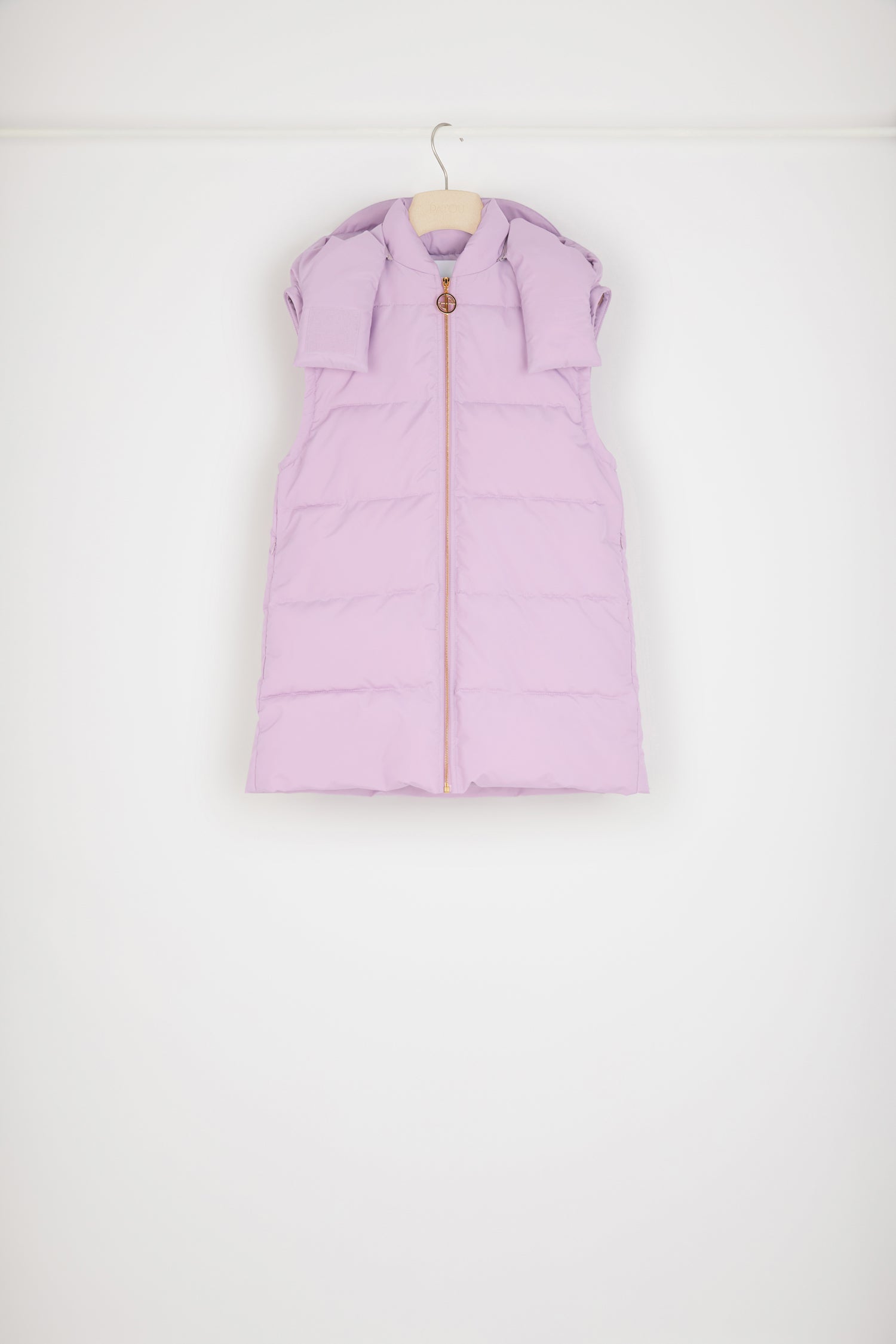 Patou - Parka à manches amovibles en polyester recyclé - Wisteria - La parka des filles en Patou à superposer sur tout.Parka en polyester recyclé violet glycine. Modèle rembourré. Peut être portée de deux façons grâce aux manches amovibles. Capuche ornée d'un Patou brodé à l'intérieur. Zip doré à tirette JP inspirée des archives Jean Patou. Poches latérales. Poignets élastiqués.
