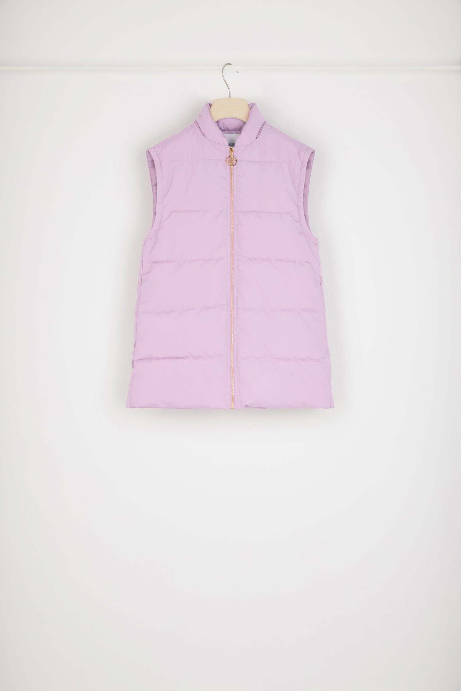 Patou - Parka à manches amovibles en polyester recyclé - Wisteria - La parka des filles en Patou à superposer sur tout.Parka en polyester recyclé violet glycine. Modèle rembourré. Peut être portée de deux façons grâce aux manches amovibles. Capuche ornée d'un Patou brodé à l'intérieur. Zip doré à tirette JP inspirée des archives Jean Patou. Poches latérales. Poignets élastiqués.