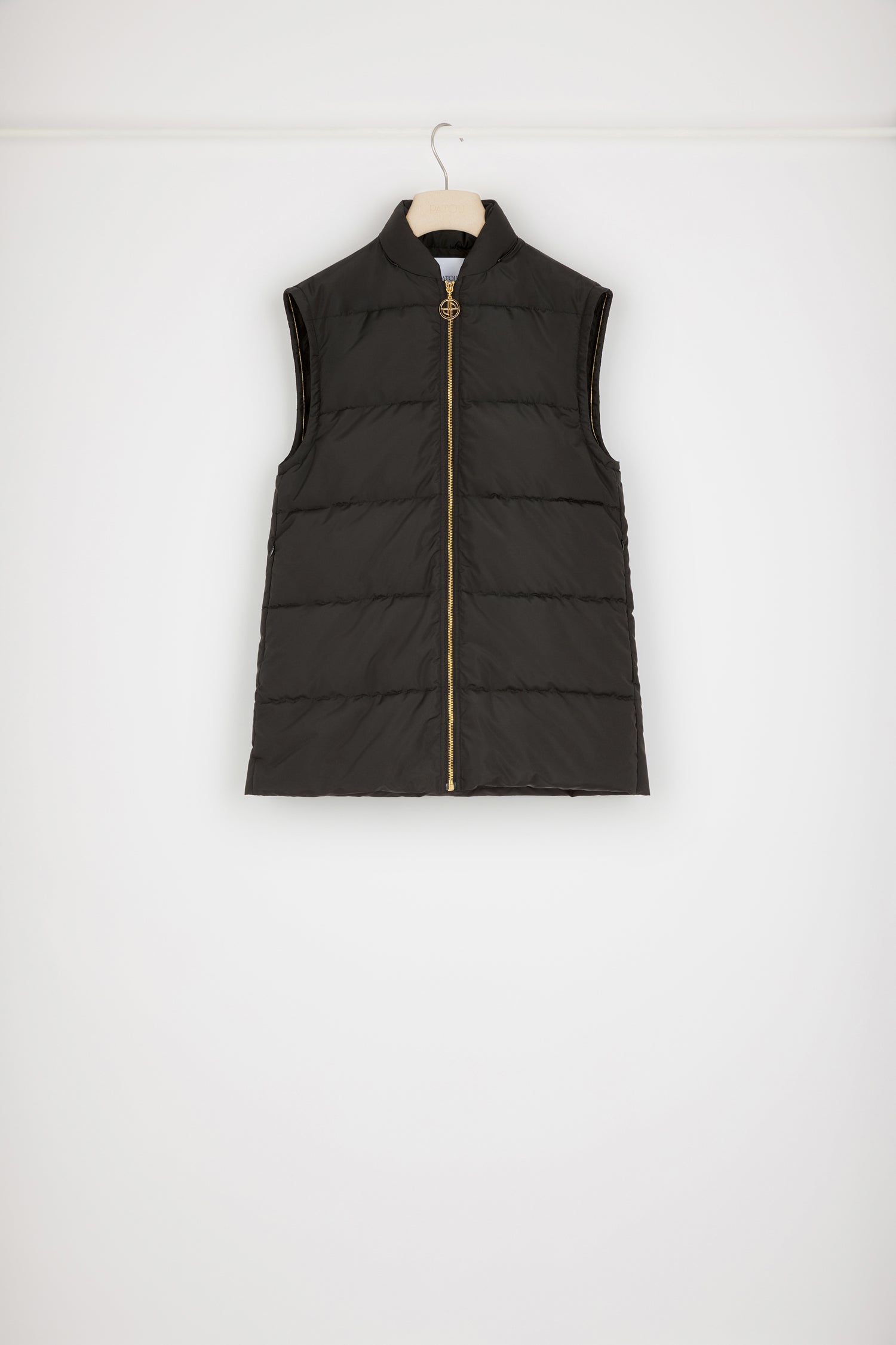 Patou - Parka con maniche removibili in poliestere riciclata - Black - Tanto stile e tanta funzionalità, Patou ripensa la parka.Parka in poliestere riciclata nera. Modello imbottito. Può essere indossata in due modi grazie alle maniche removibilli. Collo con cappuccio ricamato Patou. Zip oro con dettaglio JP ispirato agli archivi Jean Patou. Tasche ai lati. Polsi elasticizzati.