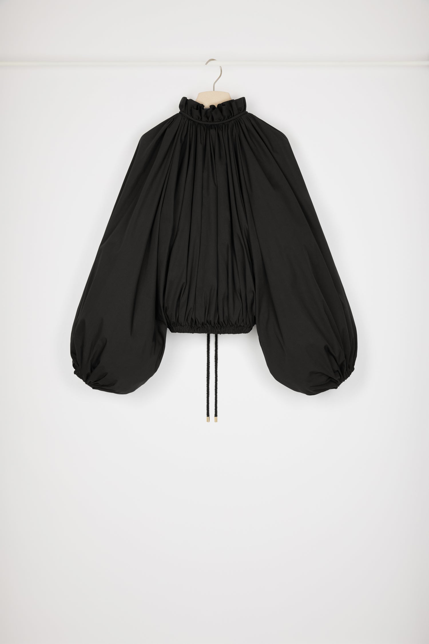 Patou - Bomber en coton bio mélangé - Black - Un bomber bouffant et bluffant. Bomber en coton bio mélangé noir. Modèle léger pouvant aussi être porté en tant que blouse. Coupe courte et volumineuse. Plissé à l'avant et au dos. Col haut à volant ; coulisse en corde avec embouts dorés. Zip doré avec tirette JP signature. Manches ballon à poignets élastiqués. Taille élastiquée.Look #06 du Show Printemps-Eté 2023
