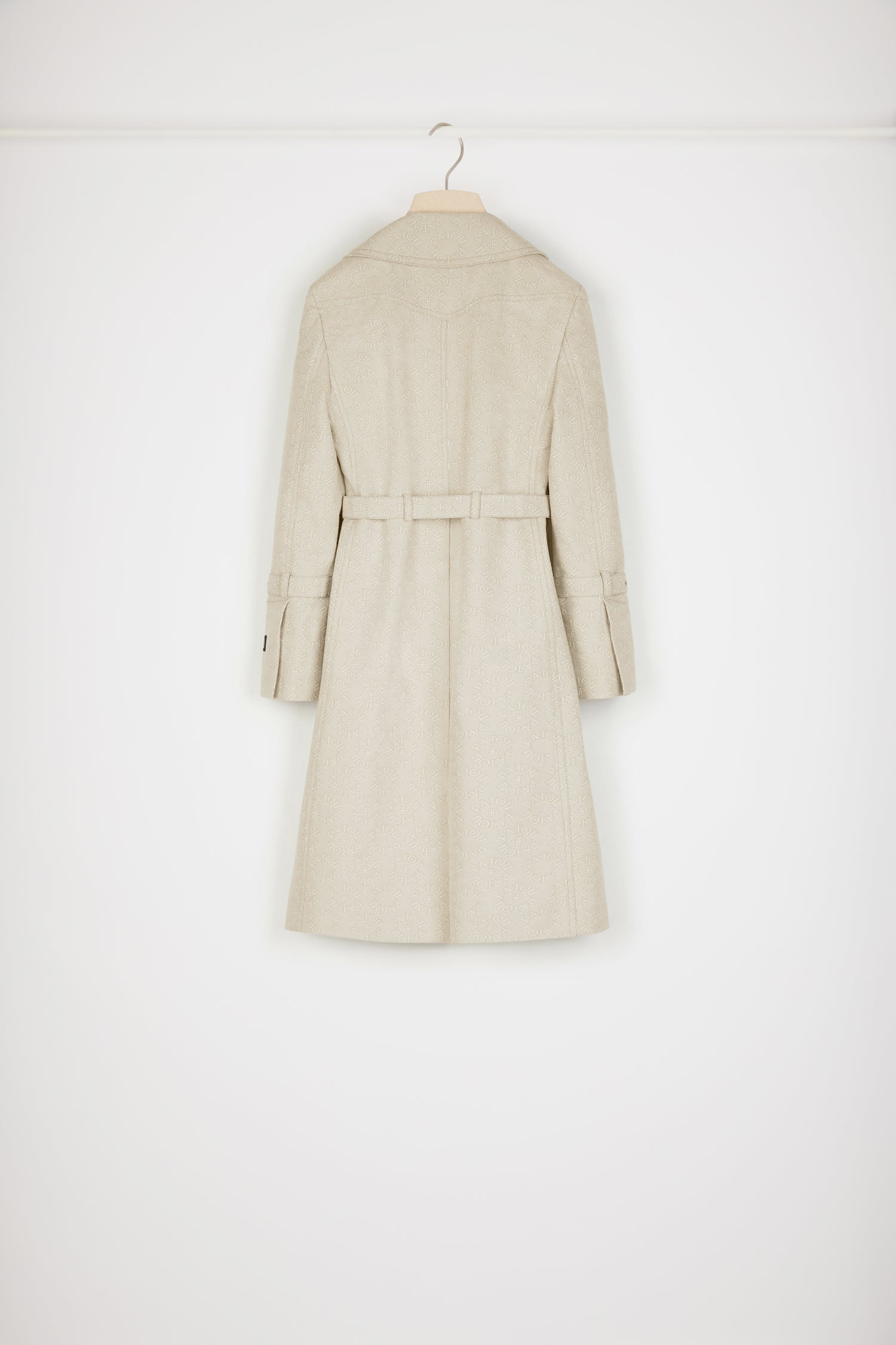 Patou - Trench in jacquard di cotone bio - Medallion - Patou firma il perfetto trench alla francese.Trench in jacquard di cotone bio. Fantasia Medaglione con logo Patou e monogramma JP. Modello monopetto. Lunghezza al ginocchio. Pattina frangivento sul davanti. Bottoni oro incisi Patou. Cintura regolabile con fibbia oro in vita. Tasche a toppa con apertura laterale. Polsini con cinturino. Etichetta Patou signature sulla manica sinistra. Cucitura curva signature sul retro. Spacco posteriore con bottone oro inciso Patou.Spring-Summer 2023 Show - Look #14