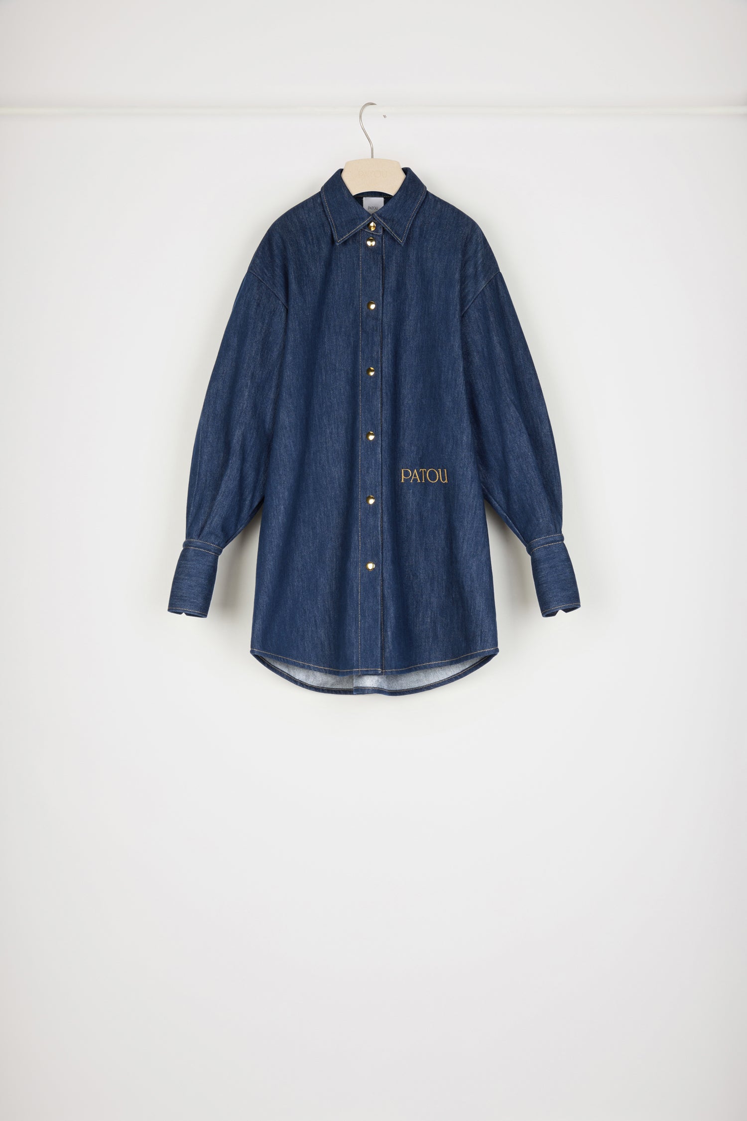 Patou - Surchemise en denim bio - Rodeo Blue - La surchemise se superpose et s'impose. Surchemise en denim de coton bio bleu rodéo. Silhouette ample. Manches ballon. Boutons pression dorés sur le devant et aux poignets. Patou brodé sur le devant. Couture arrondie signature au dos.