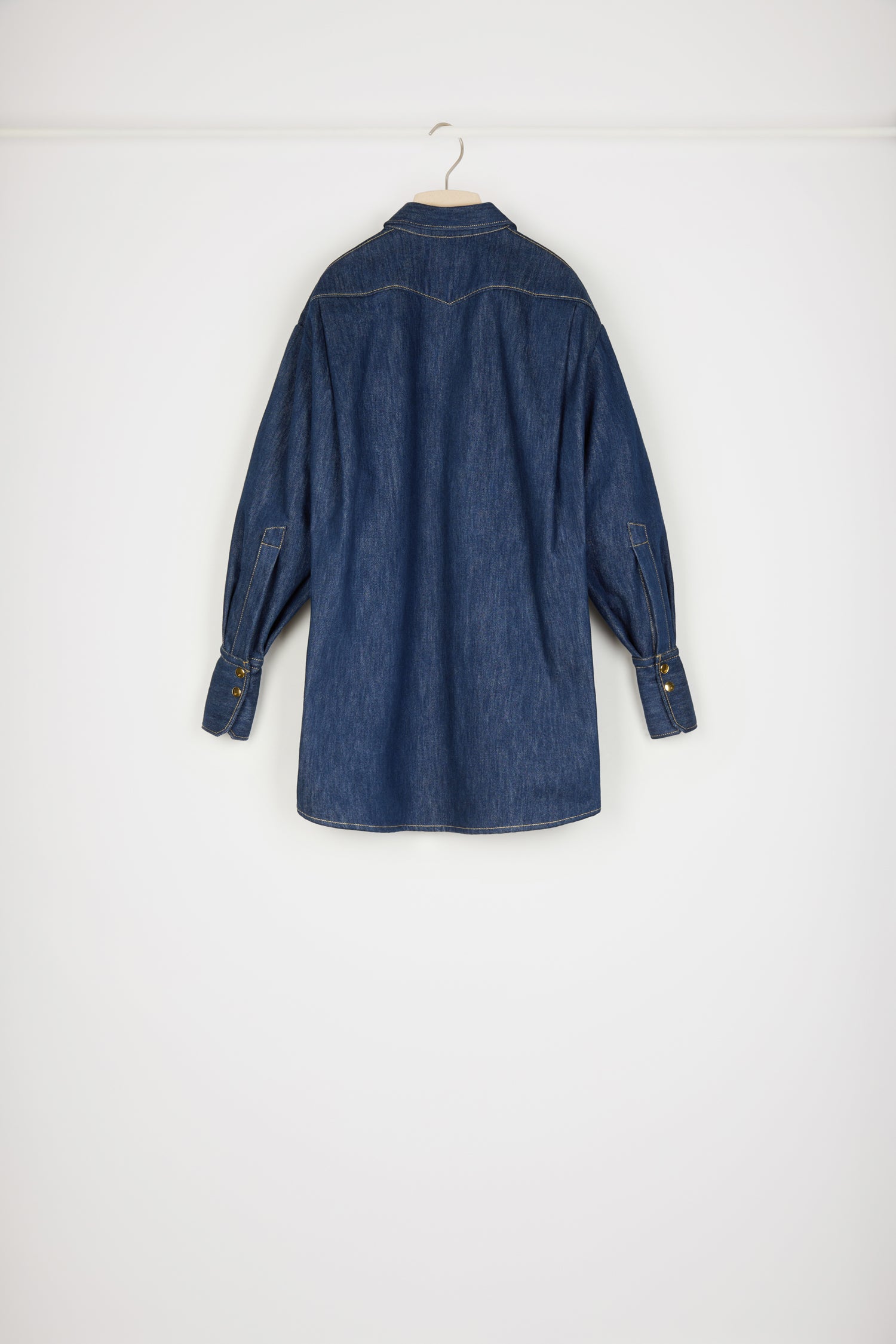 Patou - Surchemise en denim bio - Rodeo Blue - La surchemise se superpose et s'impose. Surchemise en denim de coton bio bleu rodéo. Silhouette ample. Manches ballon. Boutons pression dorés sur le devant et aux poignets. Patou brodé sur le devant. Couture arrondie signature au dos.