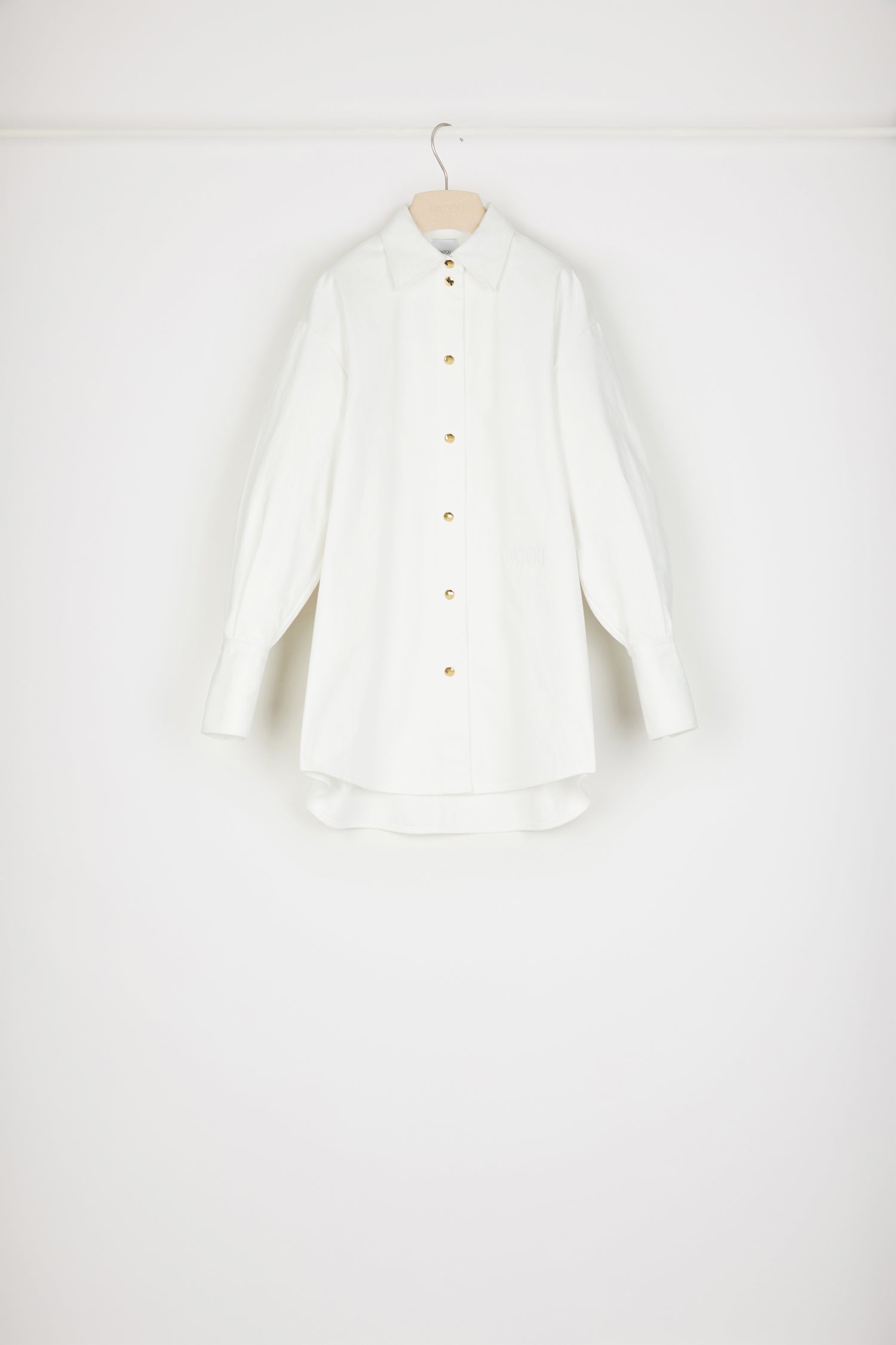 Patou - Jackenhemd aus Baumwolldenim - White - Ein überdimensionales Jackenhemd, das jeden Look vervollständigt.Jackenhemd aus Baumwolldenim in Weiß. Oversize-Format mit Ballonärmeln. Goldfarbene Druckknöpfe vorne und an den Ärmelabschlüssen. Aufgesticktes Patou Logo vorne. Charakteristischer Rundsaum hinten.