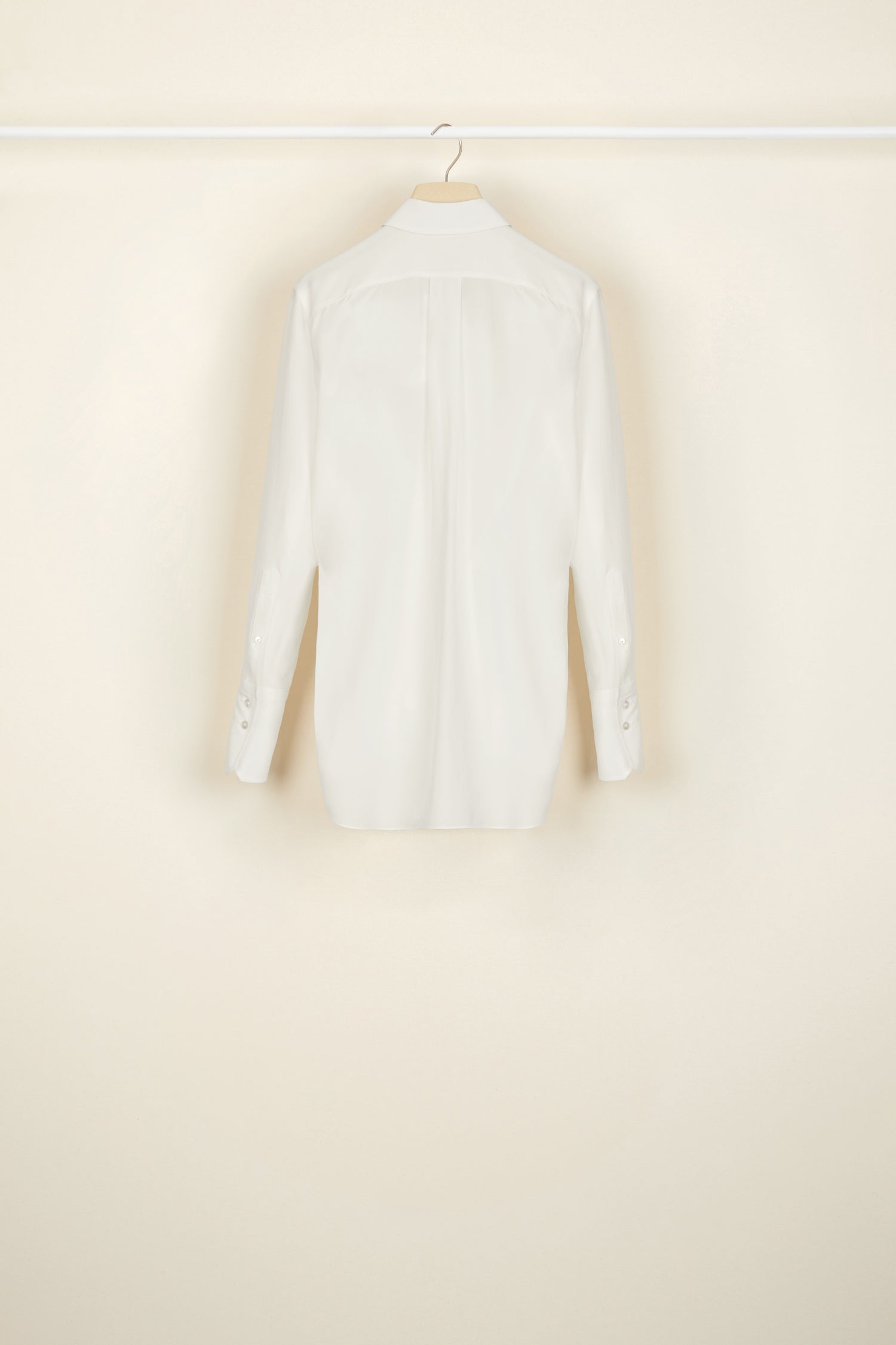 Patou - Draped silk blouse - Pearl - A masterclass in draping.Pearl silk crepe blouse. Longline draped silhouette with shirring at the neckline. Engraved gold-coloured buttons at the collar and cuffs ; concealed button fastening. Signature curved seam at the back.