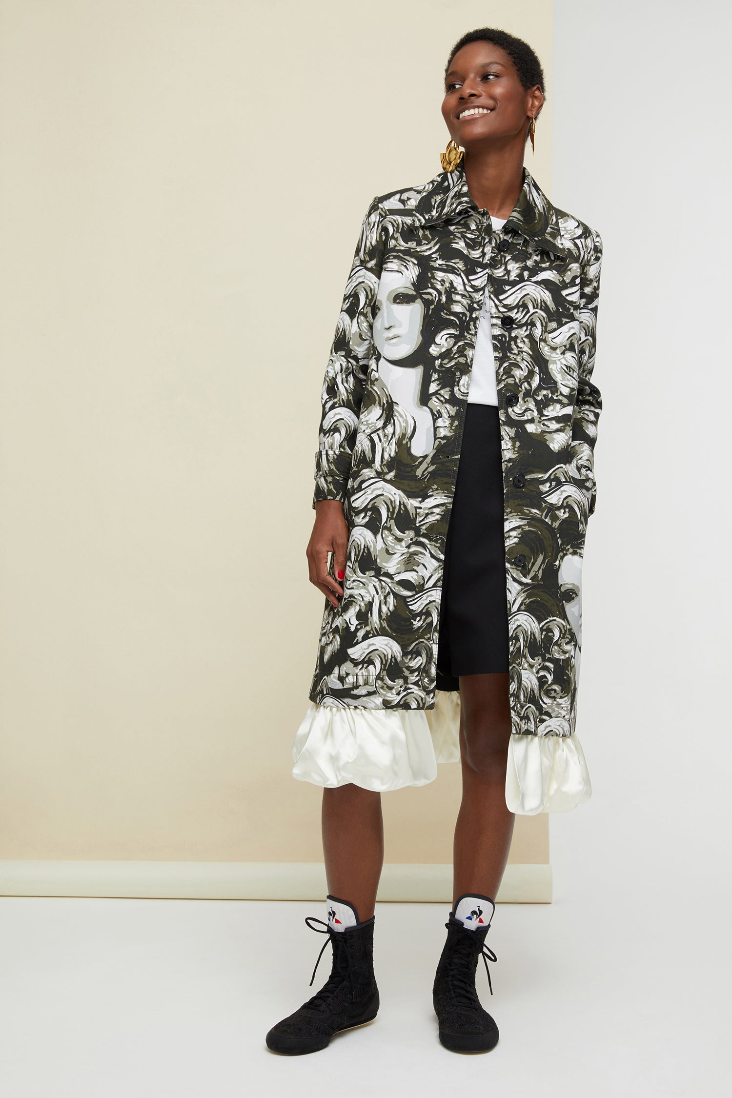 Patou - Ruffle hem printed gabardine coat - Ondines Print - No frills? No thank you!Cotton gabardine overcoat printed with this season's mermaid-inspired camo-style "Ondines" pattern. Straight silhouette, raglan sleeves. Button fastening. Two side pockets. Buttoned tabs on the cuffs. Detachable ruffle hem. Brooches sold separately.