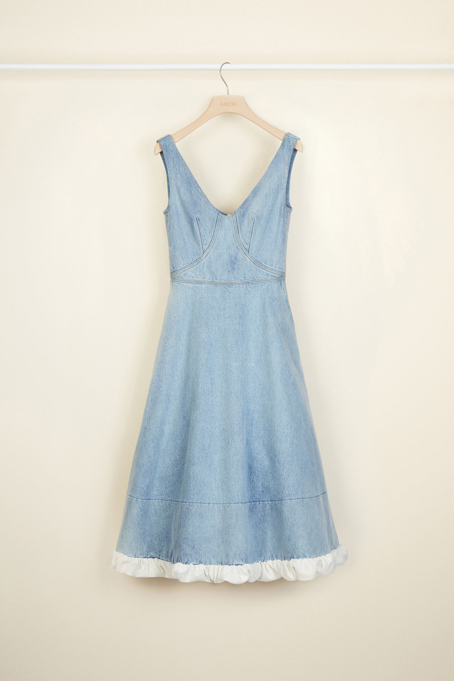 Patou - Robe midi en denim - Blueberry - La doublure anoblit le denim.Robe en denim clair longueur midi. Bustier ajusté au décolleté profond; jeux de pinces et surpiqures qui soulignent la silhouette. Glissière dorée et pinces à l'arrière. Deux poches latérales. Jupe évasée avec doublure visible en coton blanc.