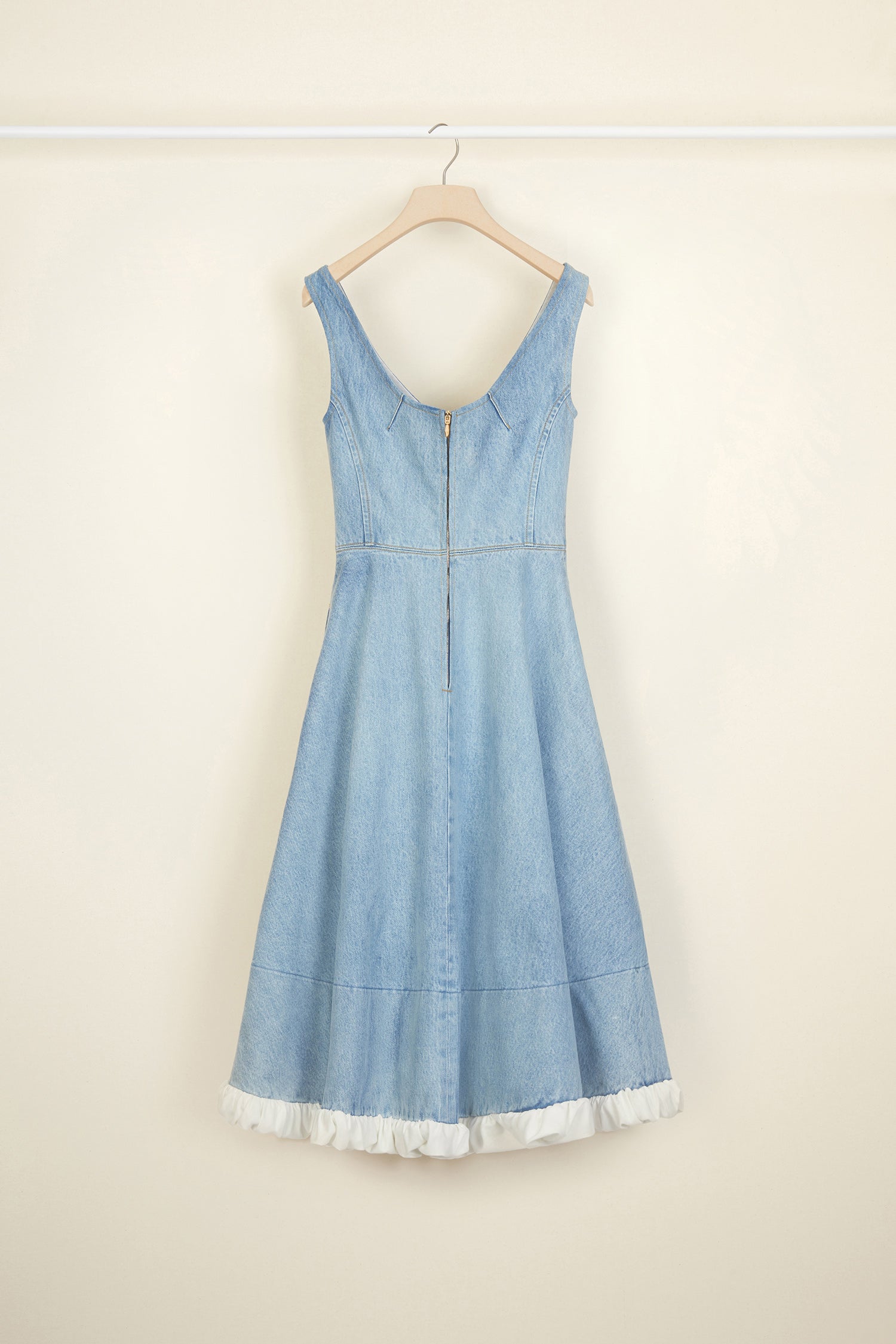 Patou - Robe midi en denim - Blueberry - La doublure anoblit le denim.Robe en denim clair longueur midi. Bustier ajusté au décolleté profond; jeux de pinces et surpiqures qui soulignent la silhouette. Glissière dorée et pinces à l'arrière. Deux poches latérales. Jupe évasée avec doublure visible en coton blanc.
