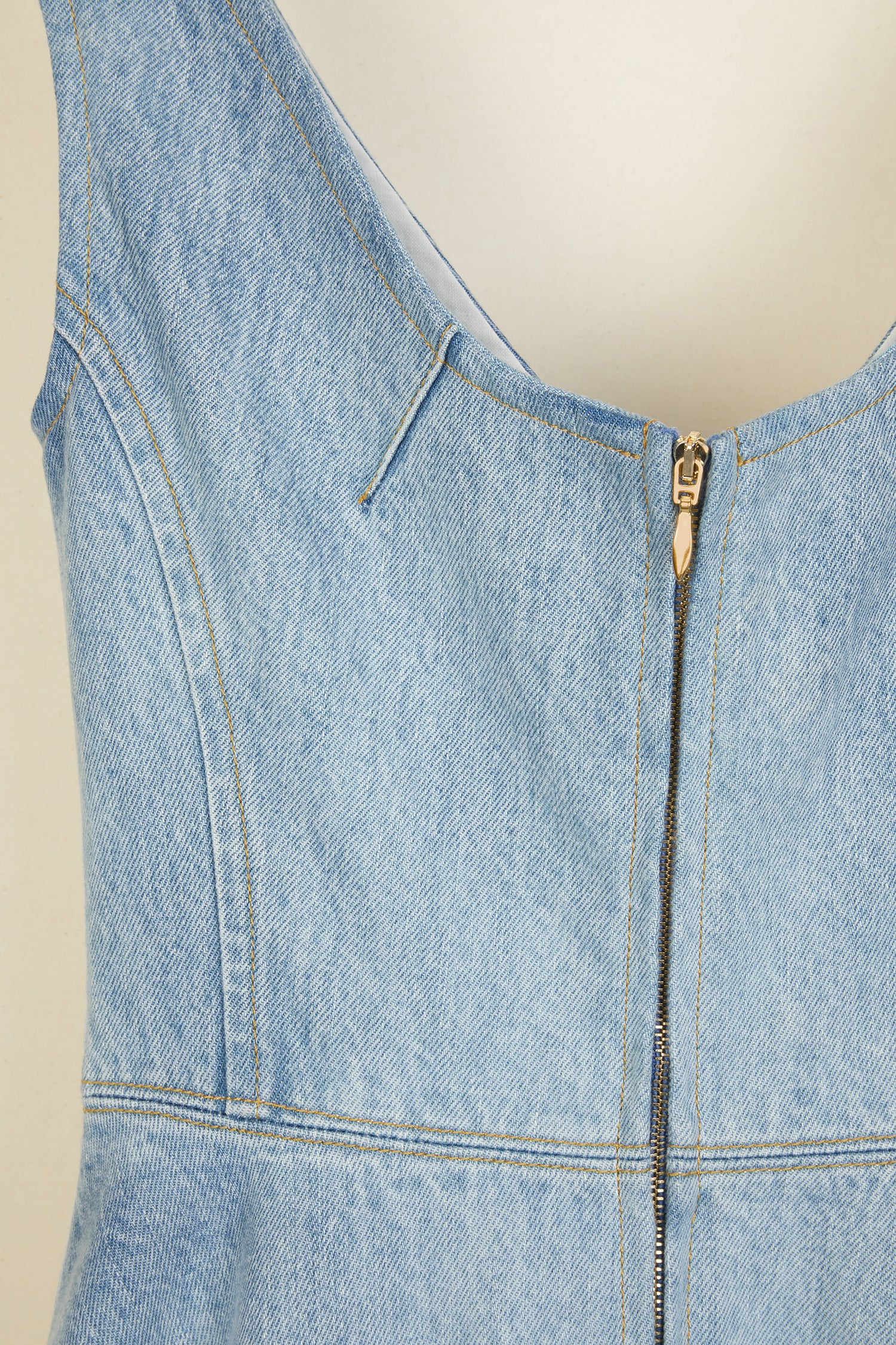Patou - Robe midi en denim - Blueberry - La doublure anoblit le denim.Robe en denim clair longueur midi. Bustier ajusté au décolleté profond; jeux de pinces et surpiqures qui soulignent la silhouette. Glissière dorée et pinces à l'arrière. Deux poches latérales. Jupe évasée avec doublure visible en coton blanc.