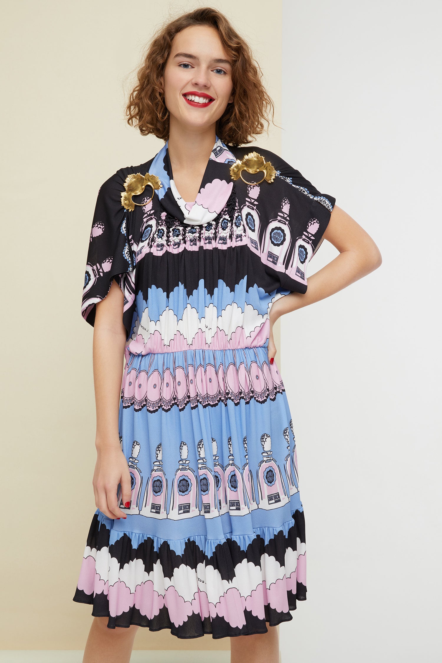 Patou - Robe midi imprimée à smocks - Cloud Print - Les icônes Patou ont la tête dans les nuages.Robe midi en jersey à imprimé "Cloud" figurant des objets iconiques de l'histoire Patou. Encolure souple façon cheminée. Smocks à l'avant. Manches et ourlet tulipe.