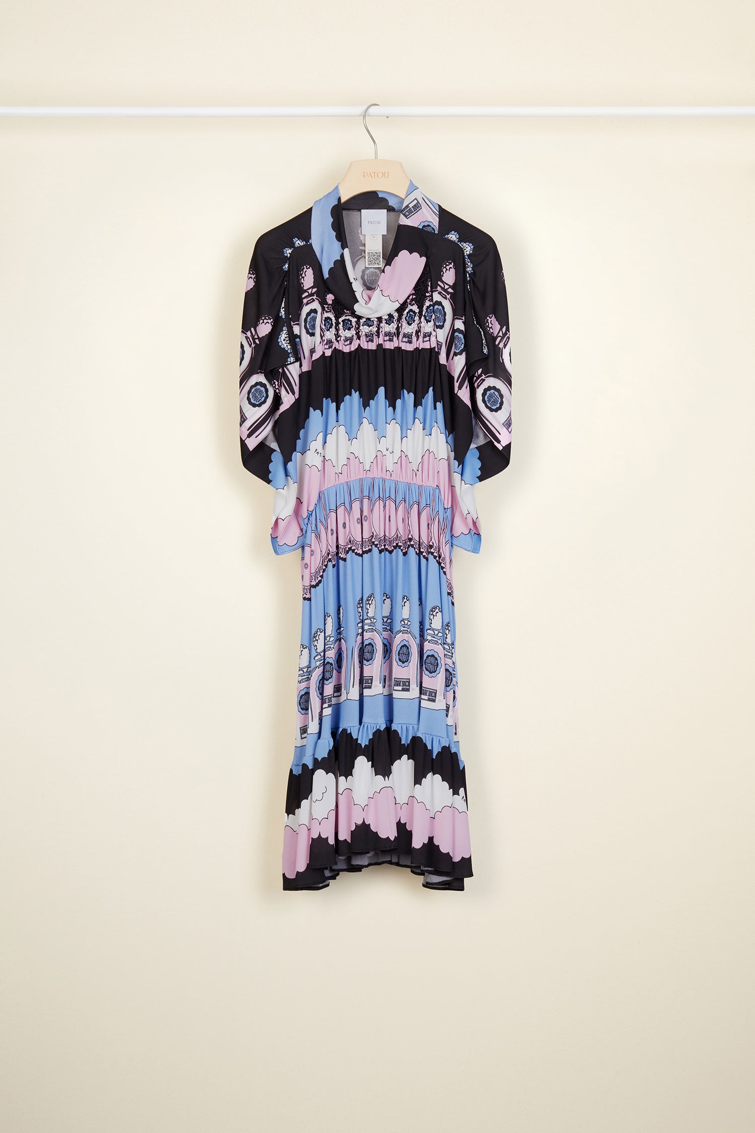 Patou - Robe midi imprimée à smocks - Cloud Print - Les icônes Patou ont la tête dans les nuages.Robe midi en jersey à imprimé "Cloud" figurant des objets iconiques de l'histoire Patou. Encolure souple façon cheminée. Smocks à l'avant. Manches et ourlet tulipe.