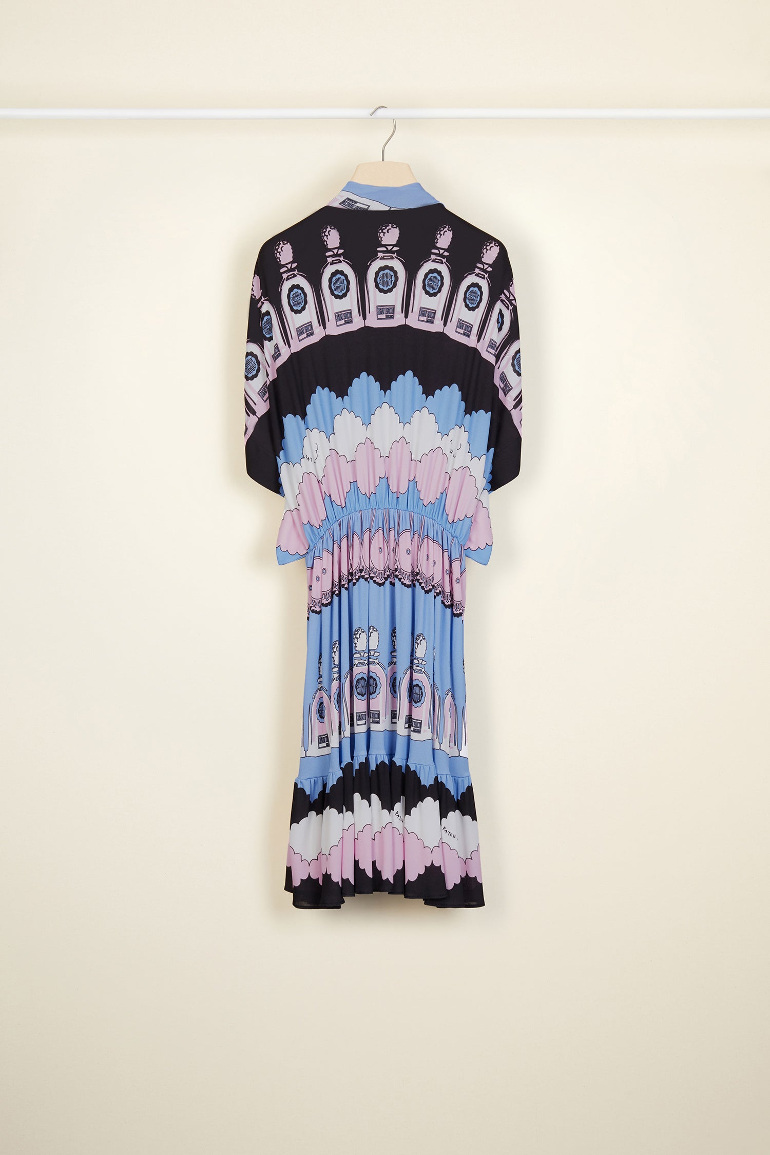 Patou - Robe midi imprimée à smocks - Cloud Print - Les icônes Patou ont la tête dans les nuages.Robe midi en jersey à imprimé "Cloud" figurant des objets iconiques de l'histoire Patou. Encolure souple façon cheminée. Smocks à l'avant. Manches et ourlet tulipe.