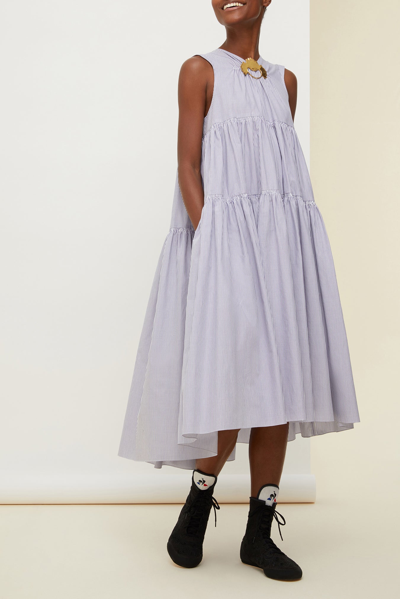Patou - Vestito maxi a balze - Biarritz - L'eleganza facile delle balze.Vestito maxi in cotone con righe Biarritz. Silhouette svasata e smanicata con costruzione a strati. Collo rotondo con dettagli a nido d'ape. Chiusura con cerniera sul retro.