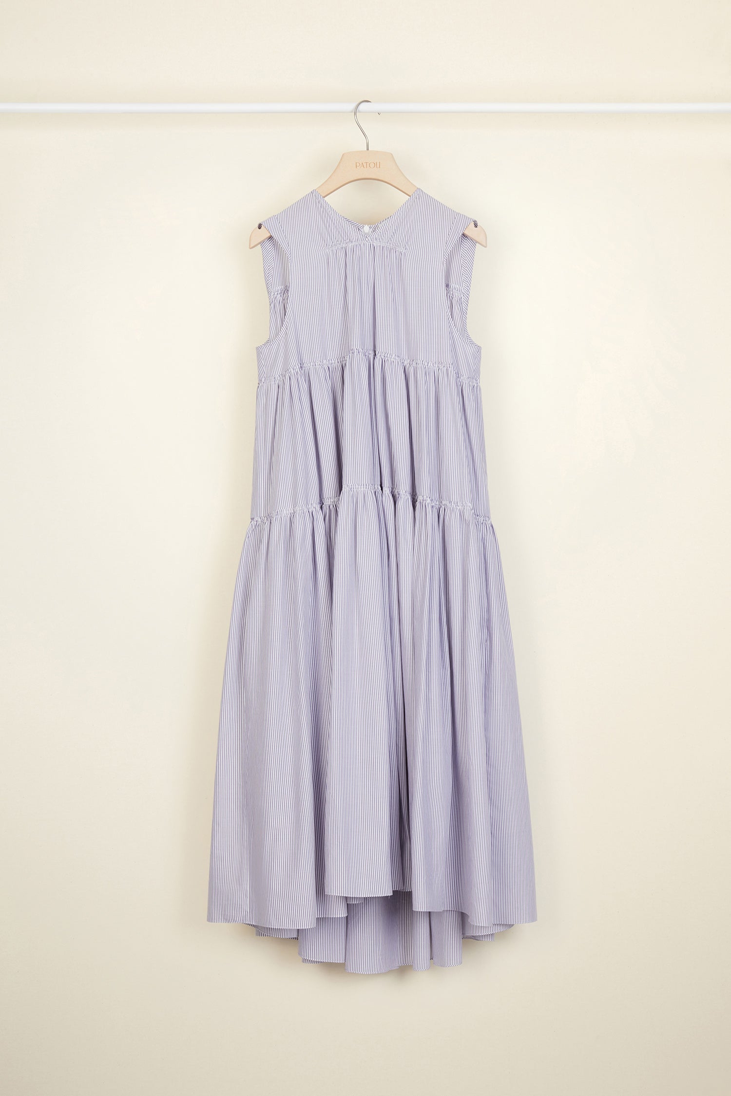 Patou - Vestito maxi a balze - Biarritz - L'eleganza facile delle balze.Vestito maxi in cotone con righe Biarritz. Silhouette svasata e smanicata con costruzione a strati. Collo rotondo con dettagli a nido d'ape. Chiusura con cerniera sul retro.