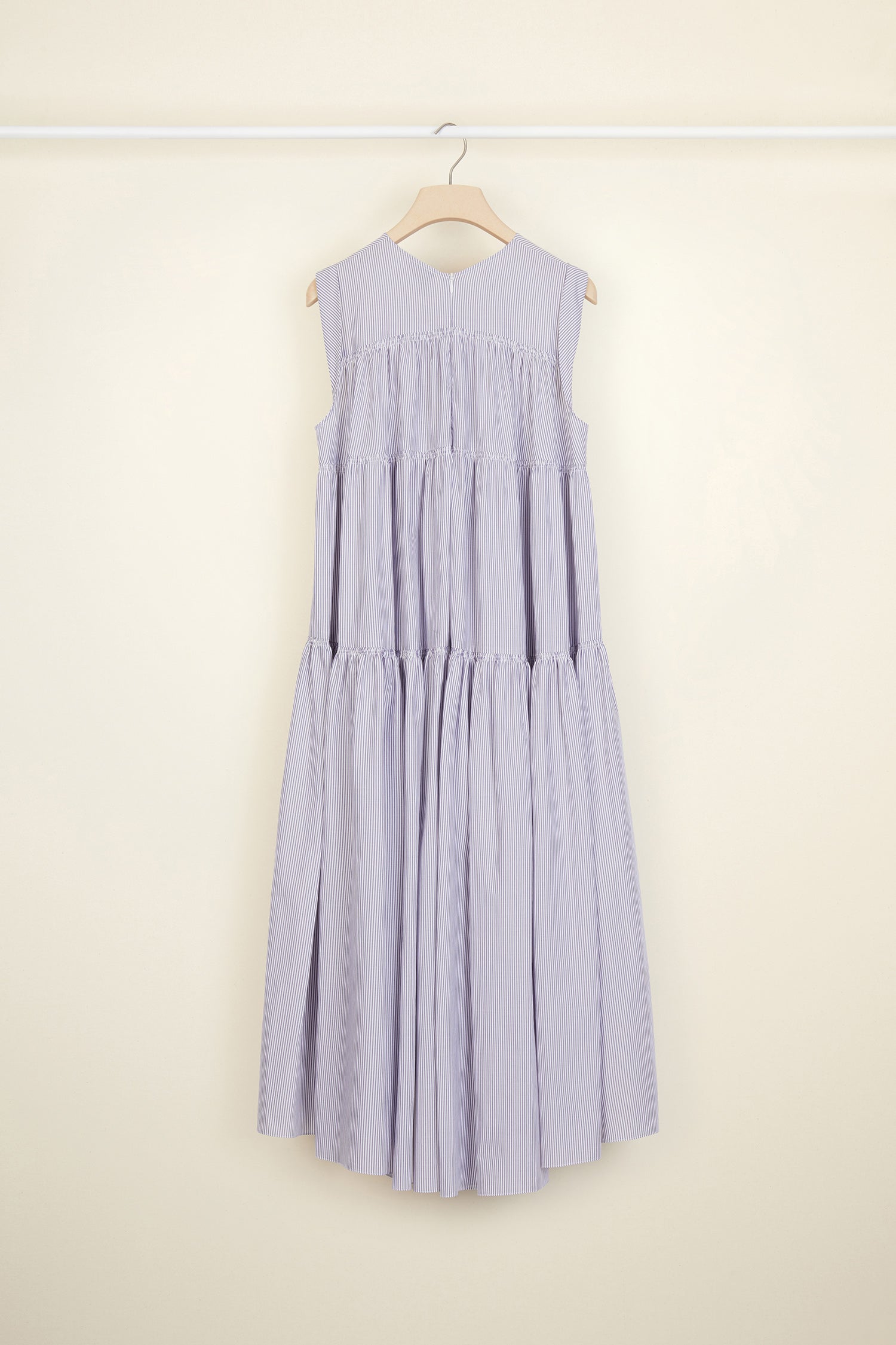 Patou - Vestito maxi a balze - Biarritz - L'eleganza facile delle balze.Vestito maxi in cotone con righe Biarritz. Silhouette svasata e smanicata con costruzione a strati. Collo rotondo con dettagli a nido d'ape. Chiusura con cerniera sul retro.