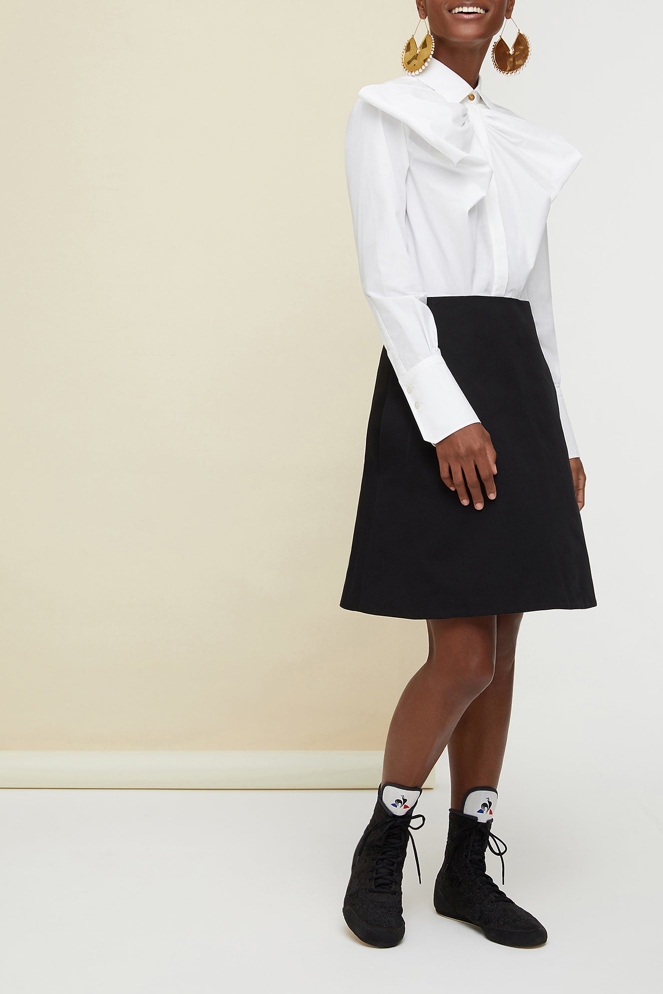 Patou - Vestito bicolore con scollo a fiocco - Black and White - Il fiocco? Un'evidenza!Vestito in popeline bianca e Panama di cotone nero. Scollo a fiocco. Chiusura con bottoni nascosti. Polsini abbottonati. Tasche laterali chiuse con bottoni dorati incisi JP. Parzialmente foderato.