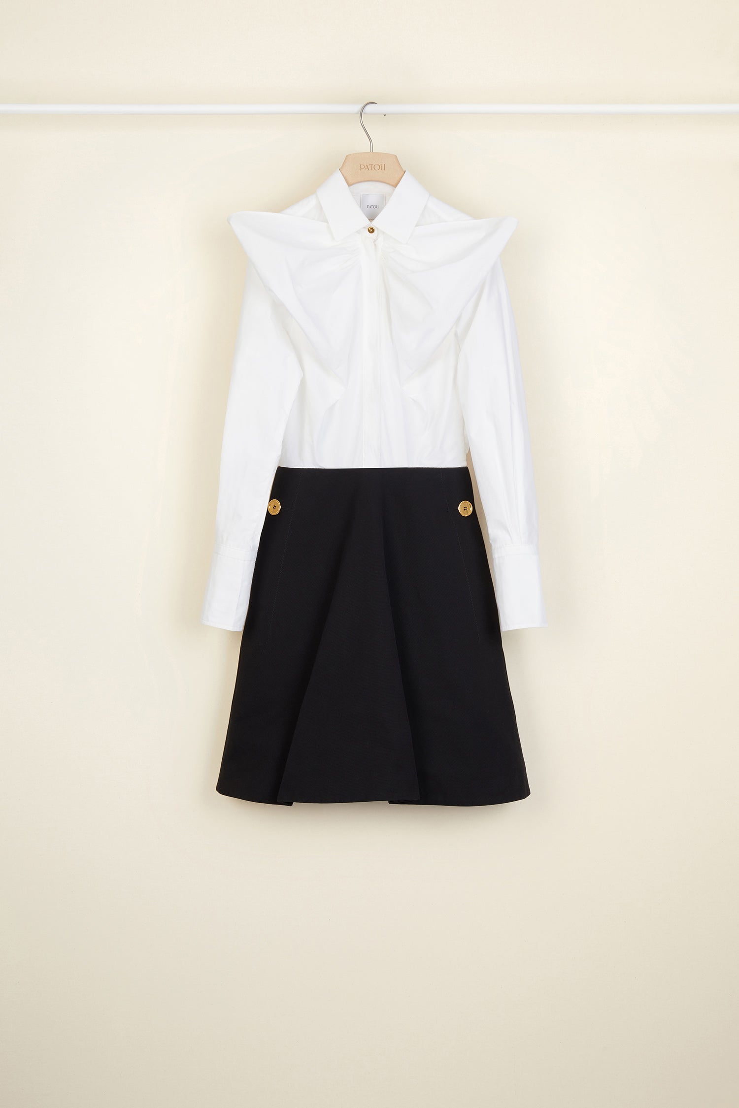 Patou - Vestito bicolore con scollo a fiocco - Black and White - Il fiocco? Un'evidenza!Vestito in popeline bianca e Panama di cotone nero. Scollo a fiocco. Chiusura con bottoni nascosti. Polsini abbottonati. Tasche laterali chiuse con bottoni dorati incisi JP. Parzialmente foderato.