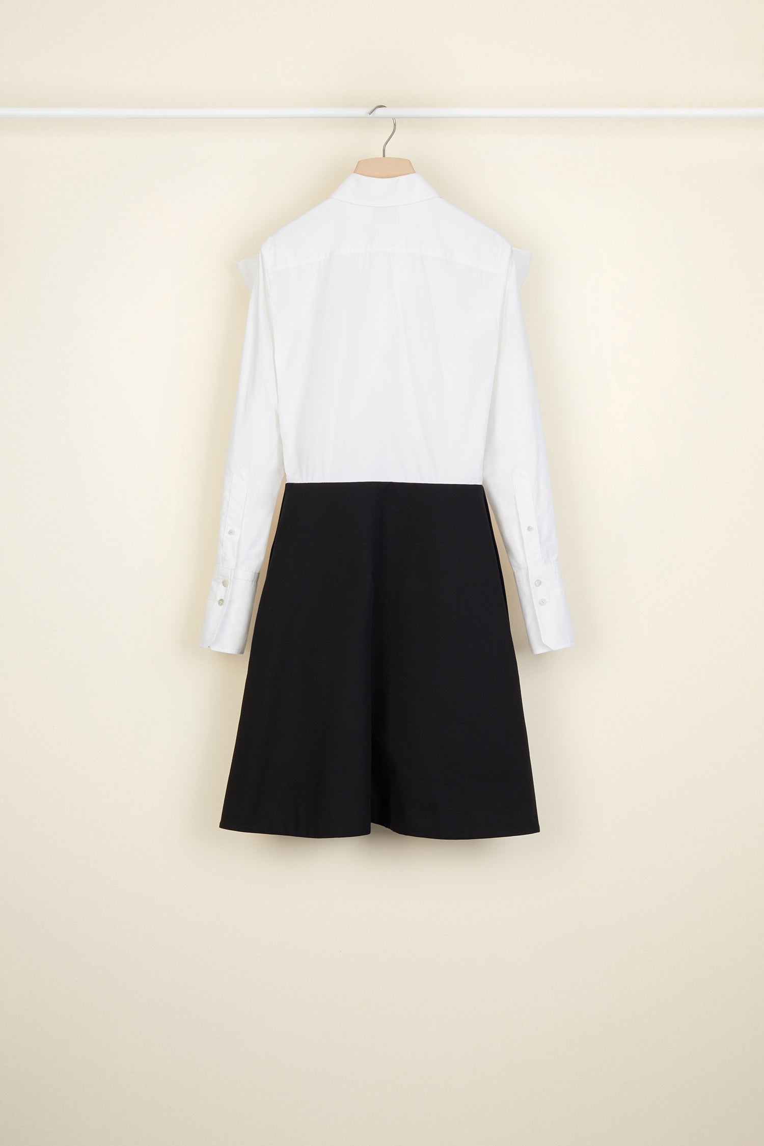 Patou - Vestito bicolore con scollo a fiocco - Black and White - Il fiocco? Un'evidenza!Vestito in popeline bianca e Panama di cotone nero. Scollo a fiocco. Chiusura con bottoni nascosti. Polsini abbottonati. Tasche laterali chiuse con bottoni dorati incisi JP. Parzialmente foderato.