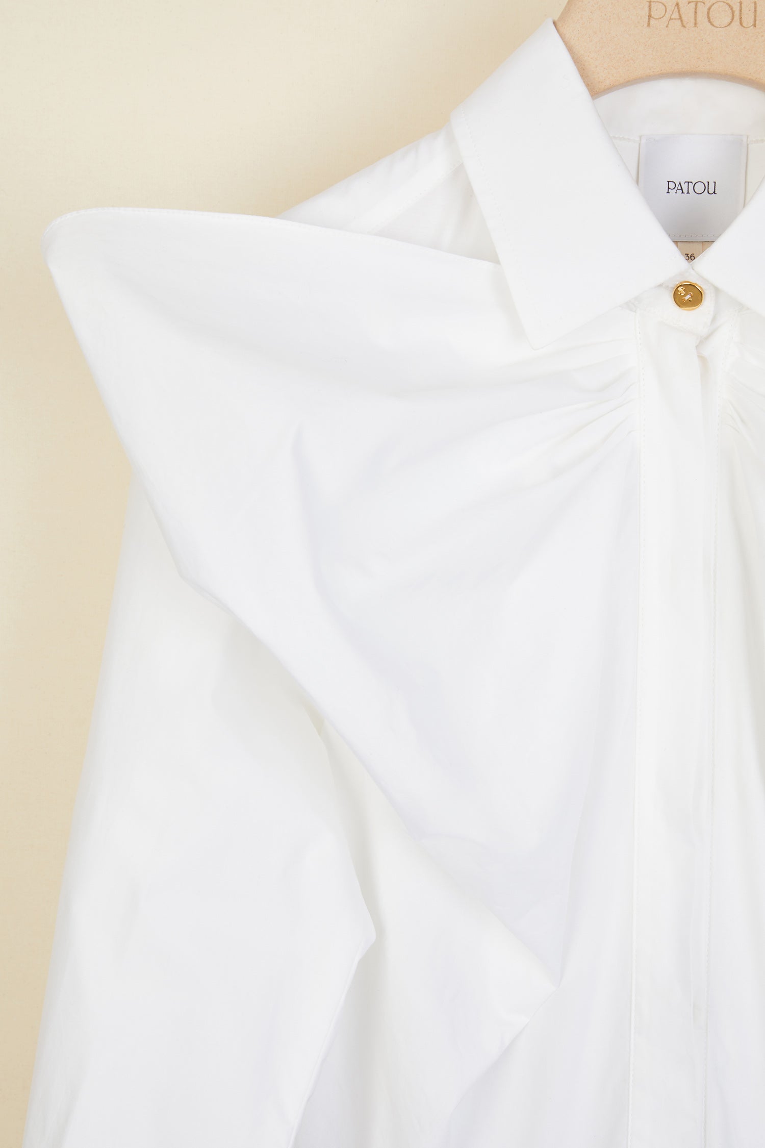 Patou - Zweifarbiges Baumwollkleid mit Schleifenkragen - Black and White - Schleifen sind einfach schön, nicht wahr?Kleid aus weißer Baumwollpopeline und schwarzer Panama-Baumwolle. Schleifenkragen. Verdeckte Knopfleiste. Geknöpfte Manschetten. Seitentaschen mit goldfarbenen Knöpfen, in die das JP-Logo graviert ist. Teilweise gefüttert.