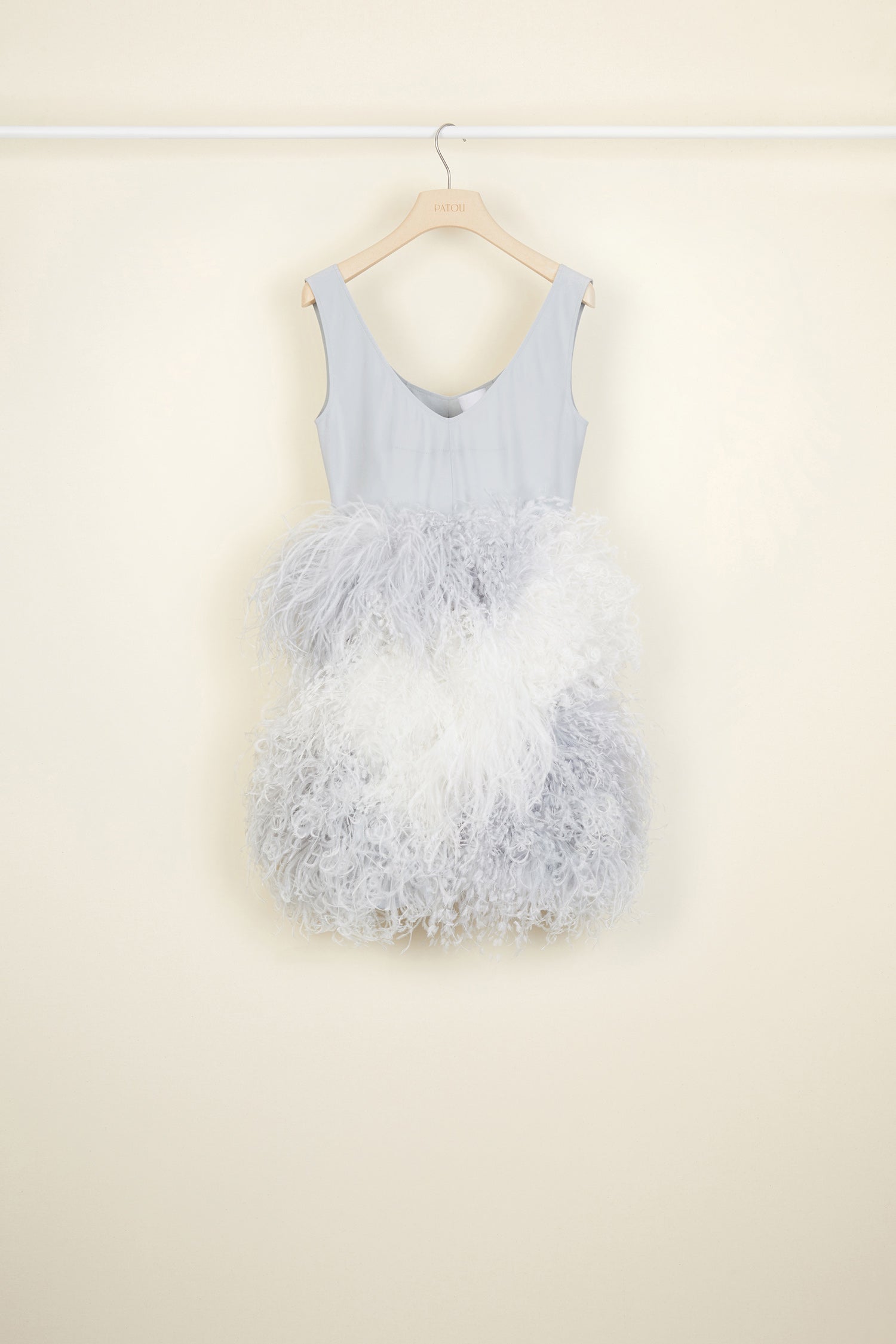 Patou - Federverziertes Kleid - Thousands Of Feathers Print - Die unvergleichliche Leichtigkeit der Federn.Kleid aus Seiden-Mix, auf der gesamten Rock-Vorderseite mit Straußenfedern verziert. Reißverschluss hinten.
