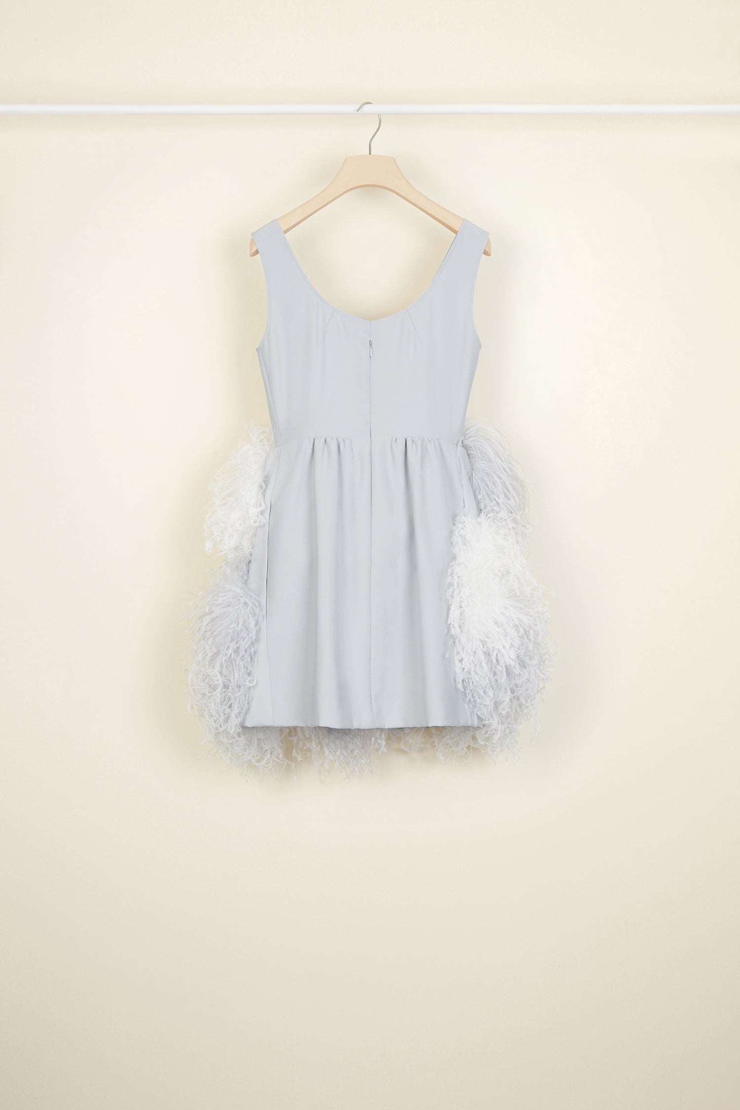 Patou - Federverziertes Kleid - Thousands Of Feathers Print - Die unvergleichliche Leichtigkeit der Federn.Kleid aus Seiden-Mix, auf der gesamten Rock-Vorderseite mit Straußenfedern verziert. Reißverschluss hinten.