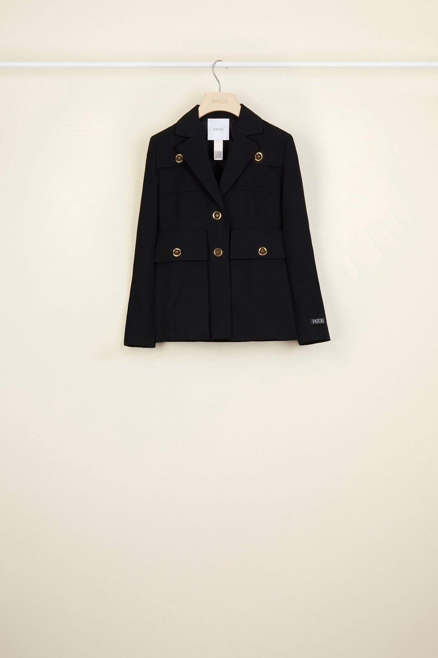 Patou - Giacca saharienne corta in cotone - Black - L'estate della saharienne.Giacca saharienne in Panama di cotone nero. Silhouette boxy. Bottoni oro incisi JP. Tasche alte e decentrate sul petto ispirate all'archivio Patou. Etichetta Patou in stile sartoria sulla manica. Interamente foderata.